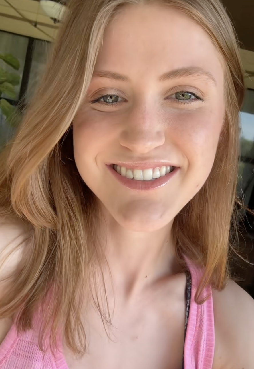 Bajo una brillante luz natural, Virginia Elder sonríe ampliamente con una camiseta rosa de tirantes, su recuperación totalmente visible | Fuente: TikTok/virginiaeelder