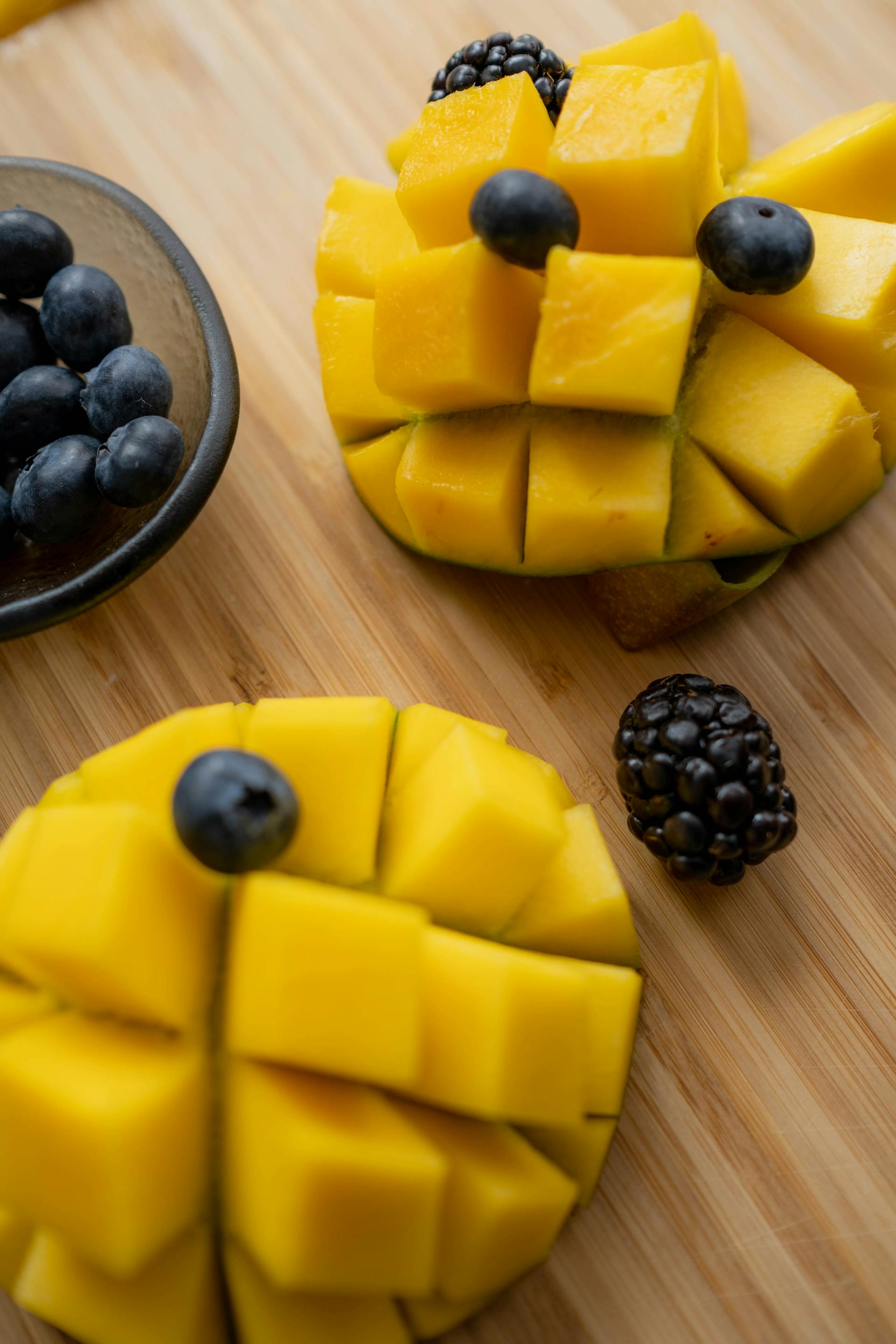 Rodajas de mango con bayas por encima | Fuente: Pexels