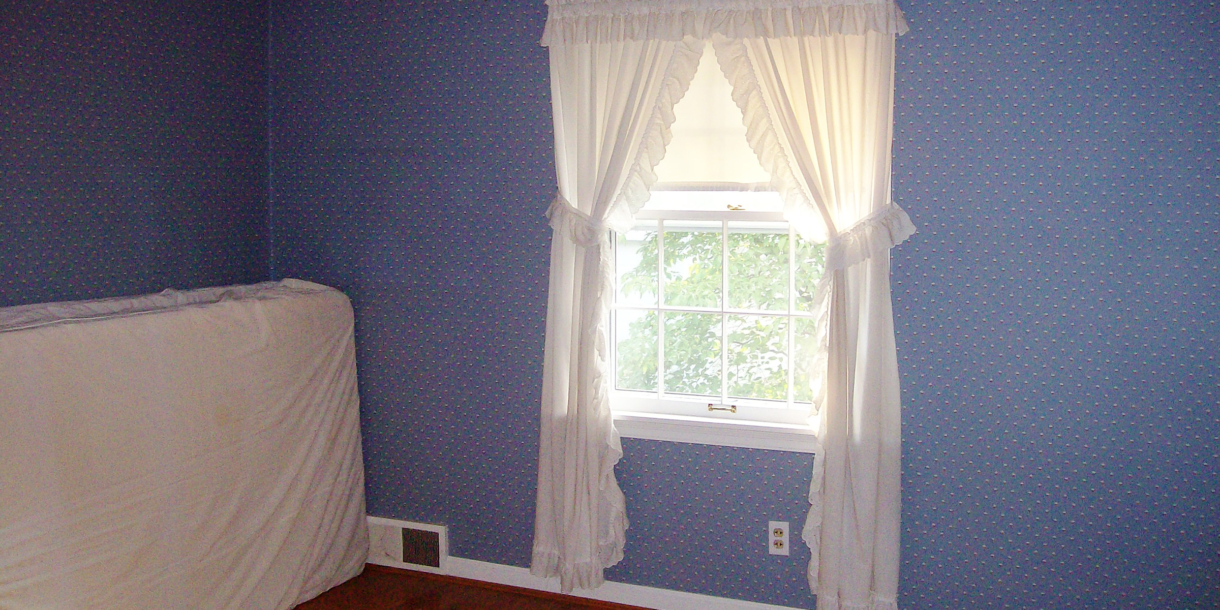 Una habitación con un colchón contra la pared | Fuente: Flickr
