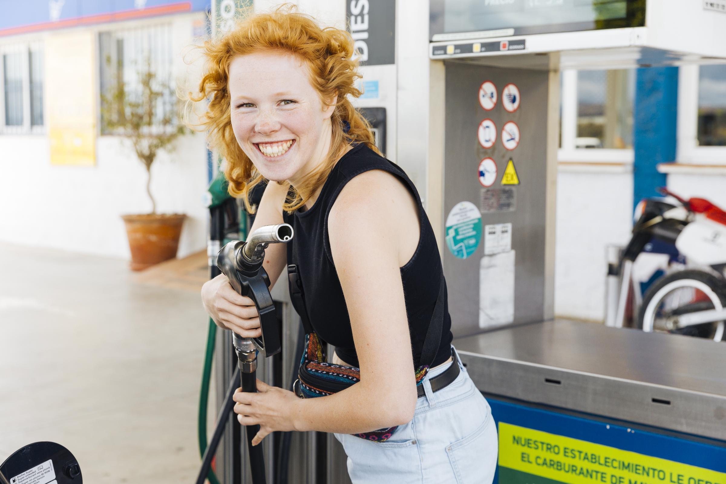 Una mujer trabajando en una gasolinera | Fuente: Freepik