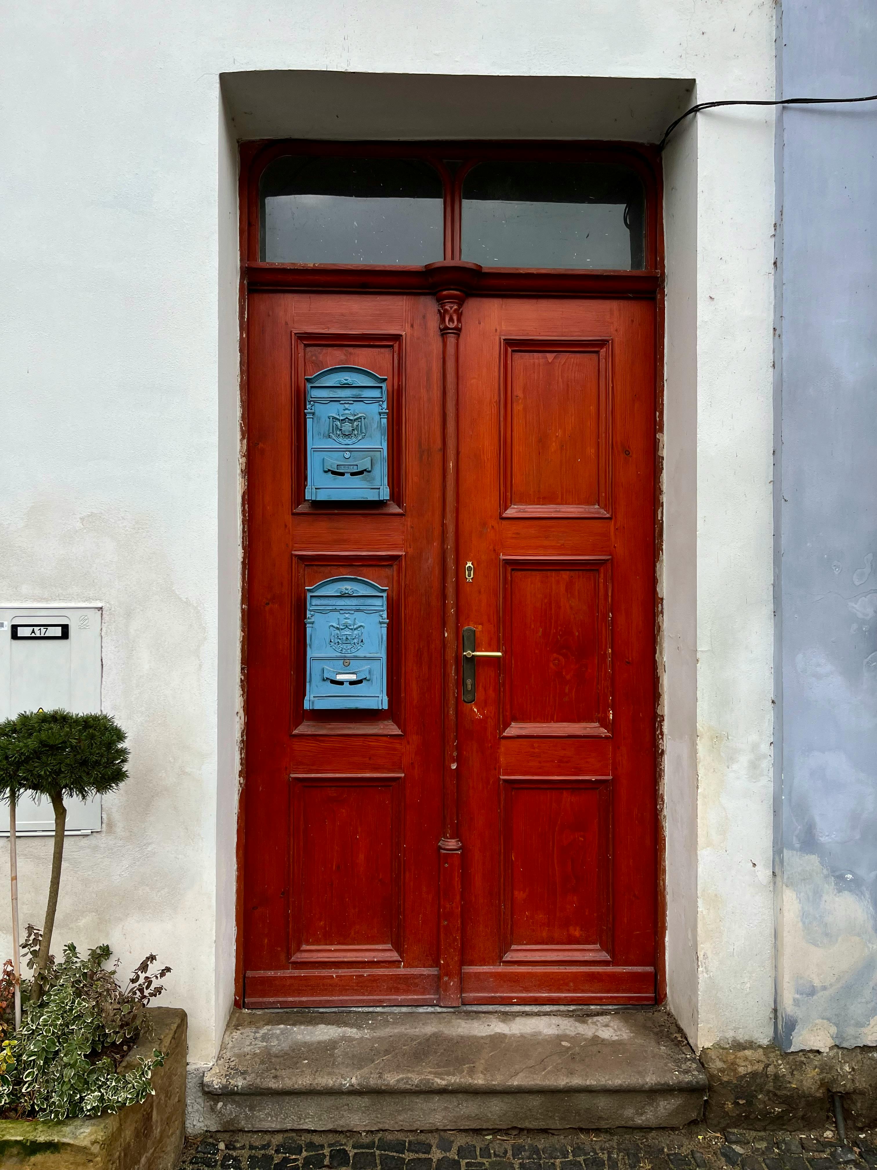 Una puerta de entrada cerrada | Fuente: Pexels