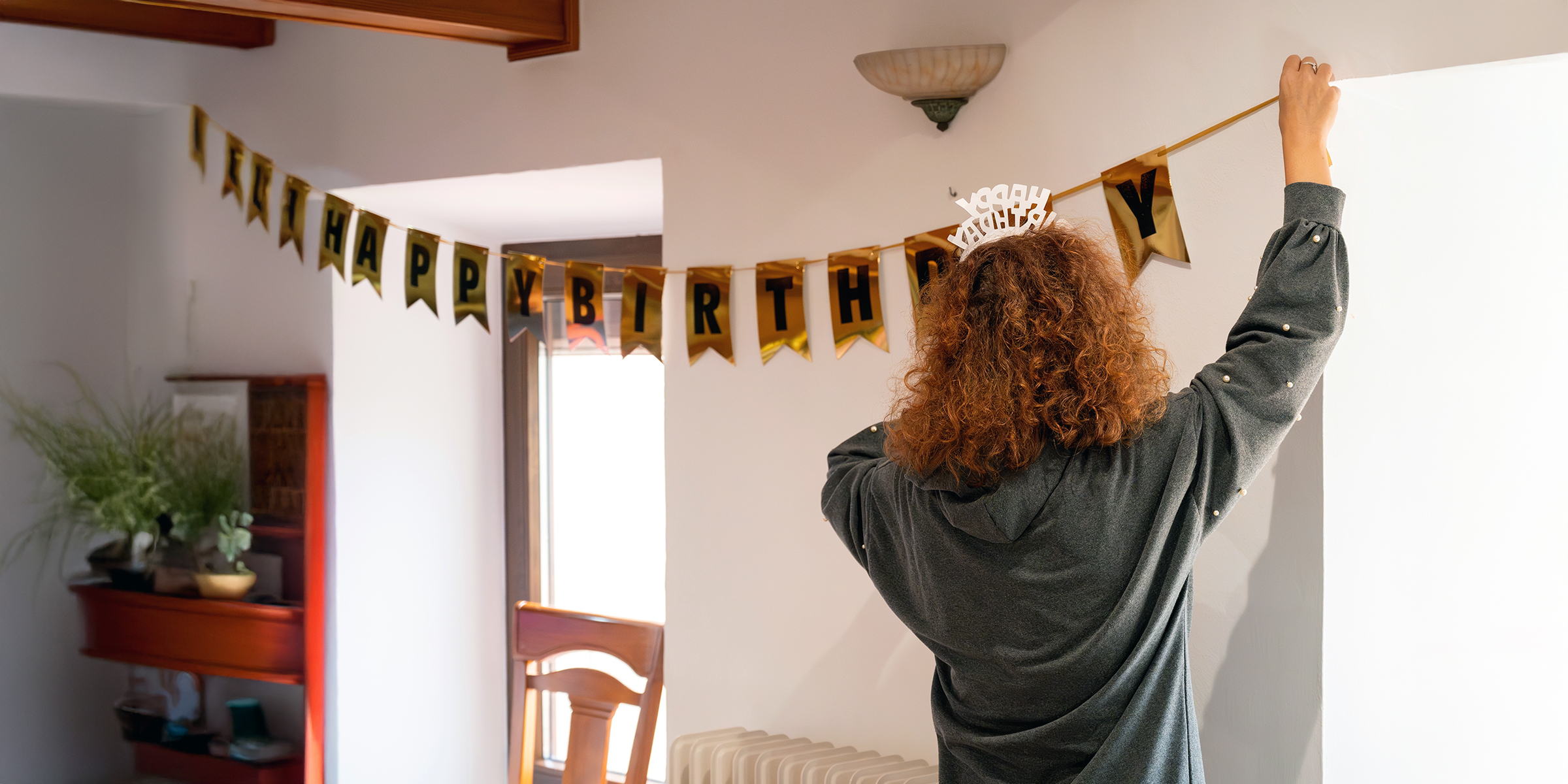 Una mujer decorando | Fuente: Shutterstock