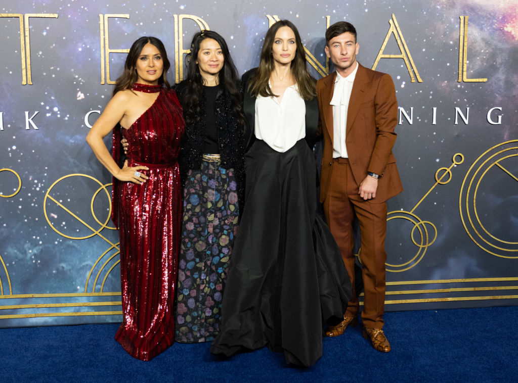 Salma Hayek, Angelina Jolie, Gemma Chan y Barry Keoghan asisten al estreno en el Reino Unido de "The Eternals" en el BFI IMAX Waterloo el 27 de octubre de 2021 en Londres, Inglaterra. | Foto: Getty Images