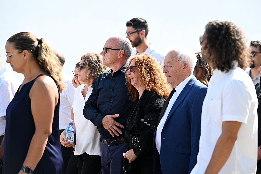 Joaquim Silva, padre de Diogo Jota y André Silva, consuela a Isabel Silva, madre de Diogo Jota y André Silva, mientras llegan en la procesión al funeral celebrado por Diogo Jota y su hermano André Silva en la Igreja Matriz de Gondomar, el 5 de julio de 2025 en Gondomar, Portugal. | Foto: Getty Images
