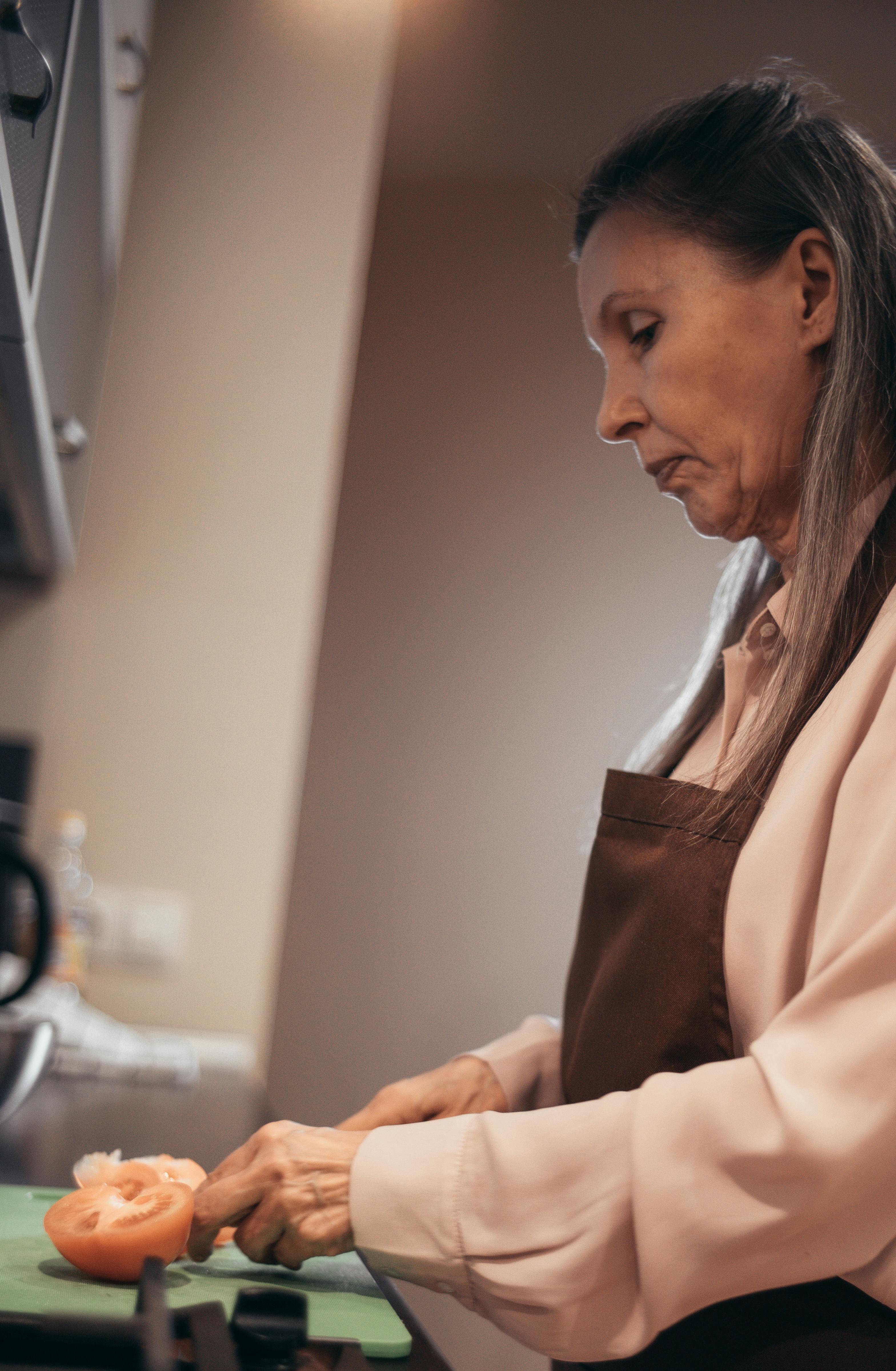 Una mujer cocinando | Fuente: Pexels