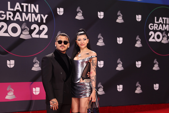 Christian Nodal (izq.) y Cazzu asisten a la alfombra roja durante la 23ª edición anual de los Latin GRAMMY Awards en el Michelob ULTRA Arena el 17 de noviembre de 2022 en Las Vegas, Nevada. | Fuente: Getty Images