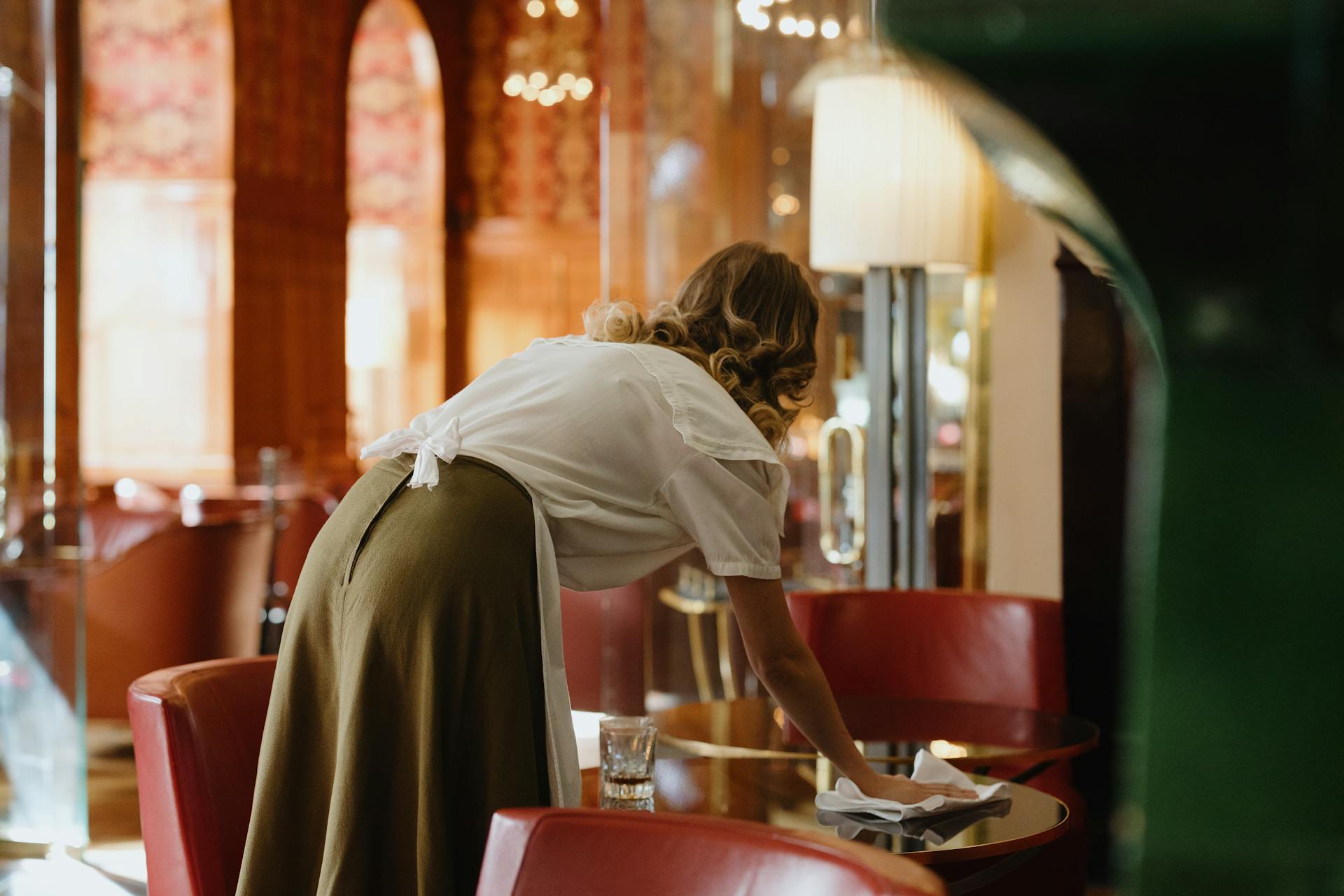 Una mujer limpiando la mesa | Fuente: Pexels