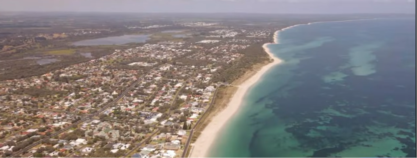 Playa hacia la que nadó Austin Applebee para salvar a su madre y a sus hermanos | Fuente: YouTube/ABC News