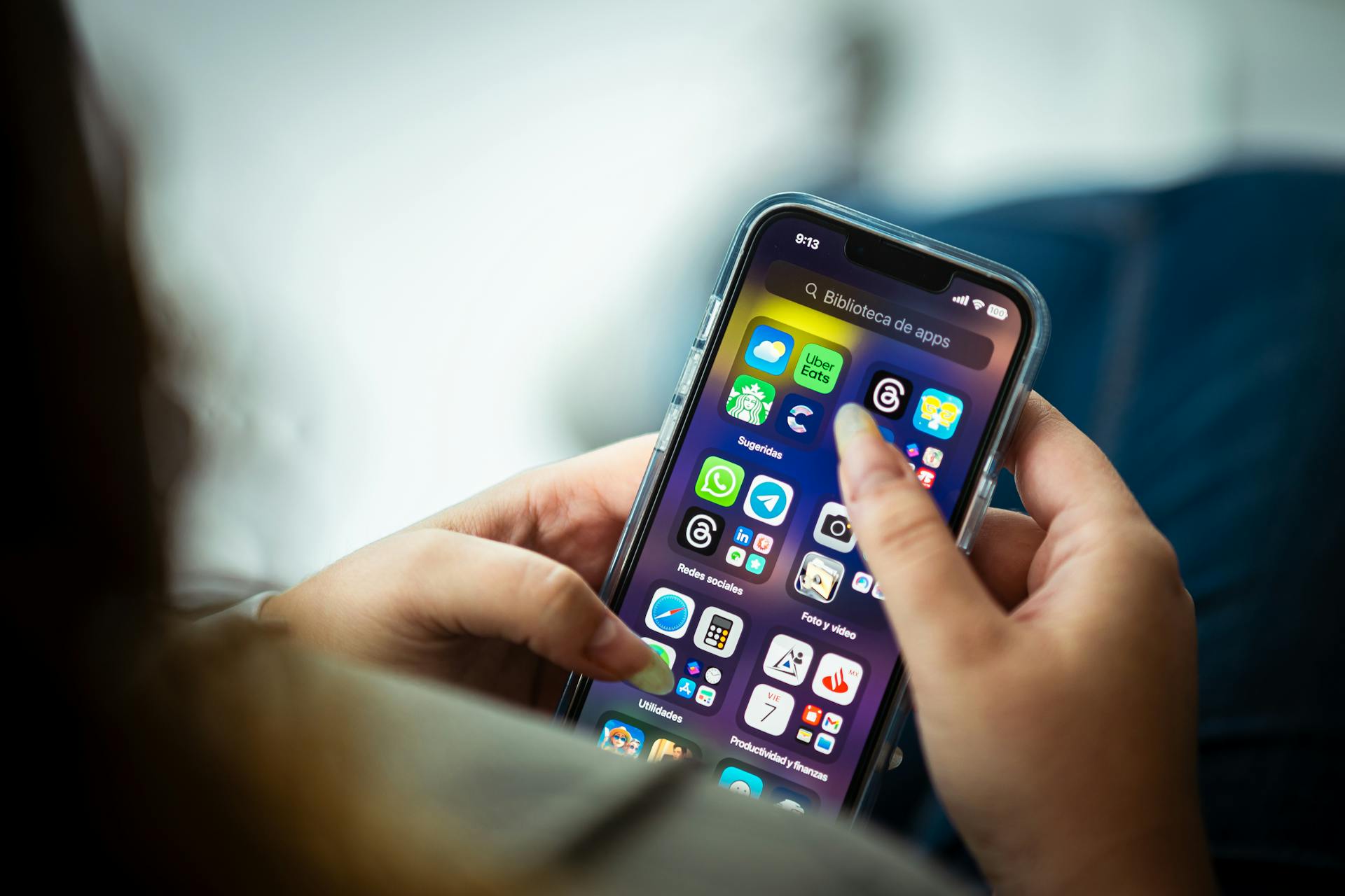 Primer plano de una mujer sujetando su teléfono | Fuente: Pexels