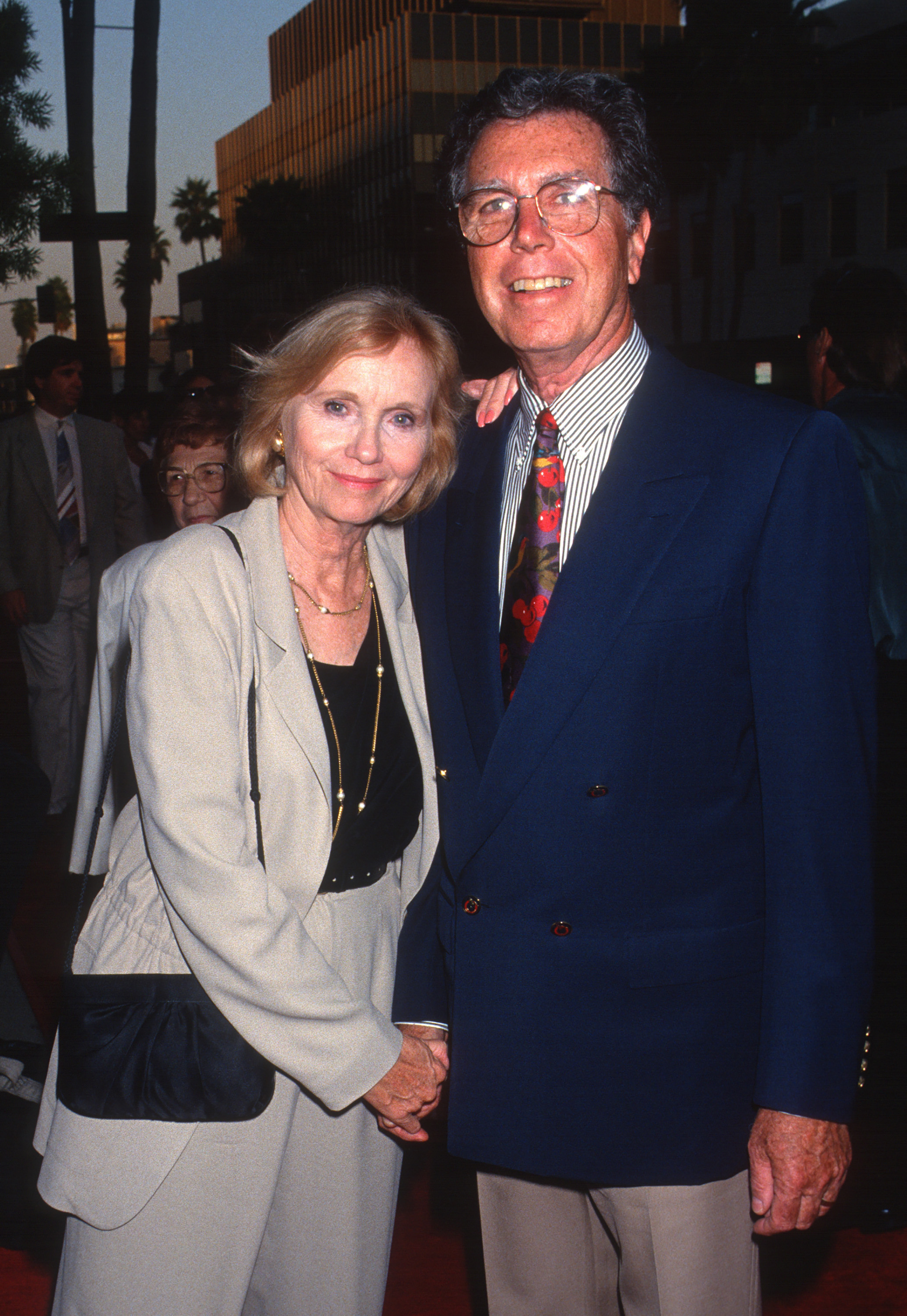La actriz y Jeffrey Hayden asisten a la proyección de "And the Band Played On" el 31 de agosto de 1993 en Beverly Hills, California. | Fuente: Getty Images