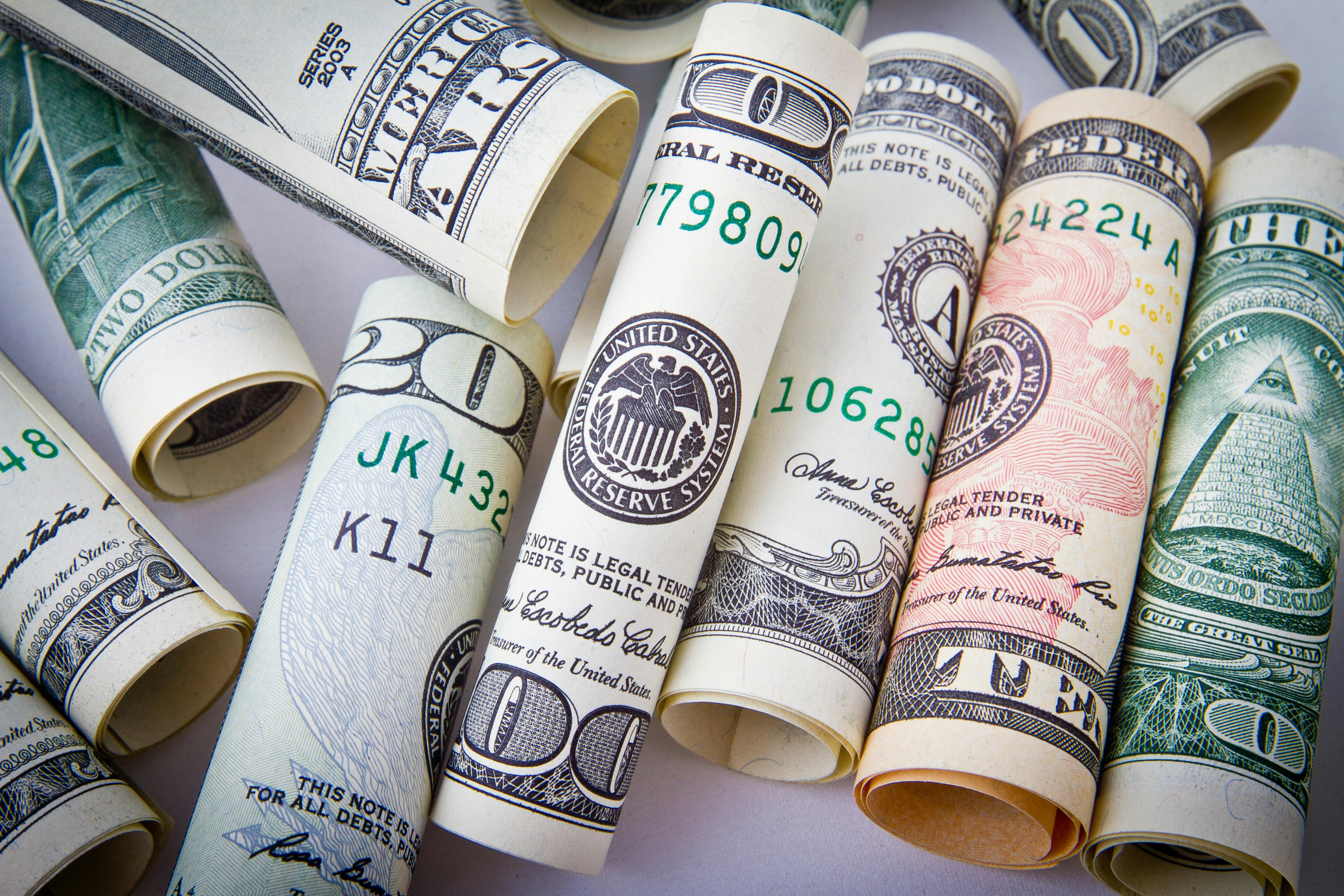 Billetes de banco enrollados | Fuente: Pexels