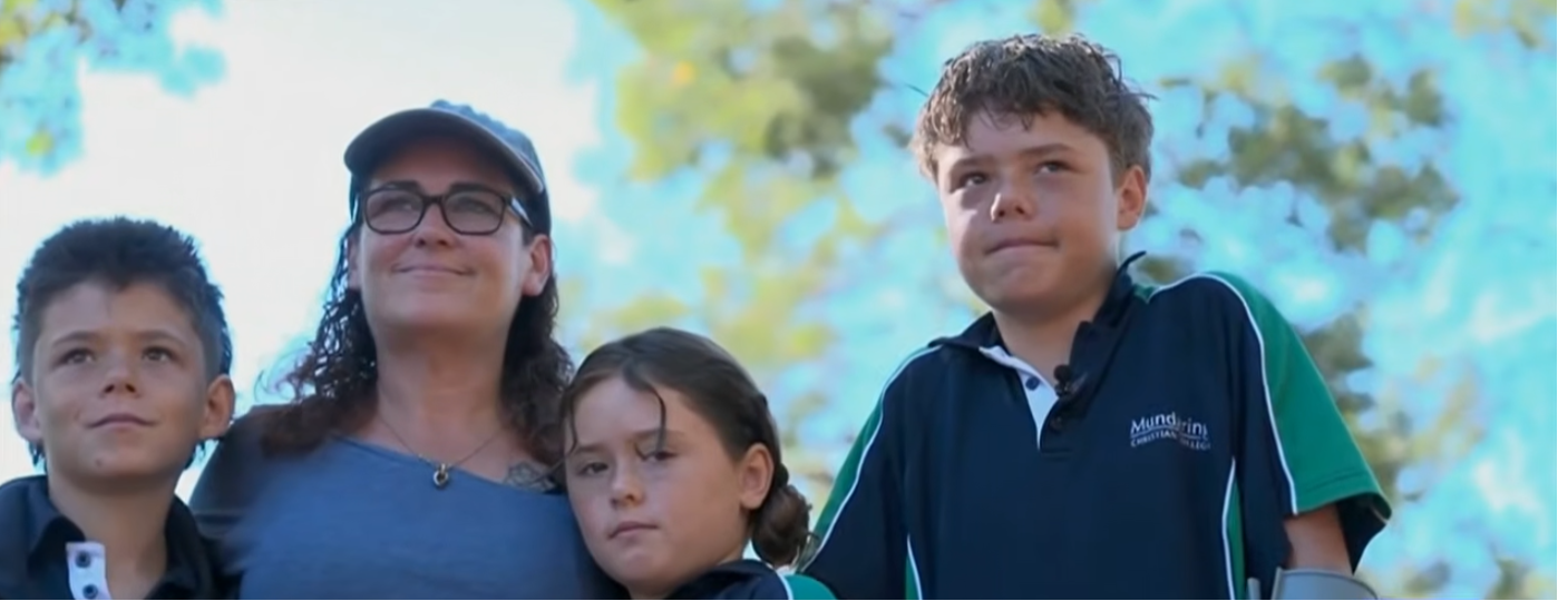 Joanne Applebee junto a sus hijos Beau, de 12 años, Grace, de 8, y Austin, de 13 | Fuente: YouTube/ABC News