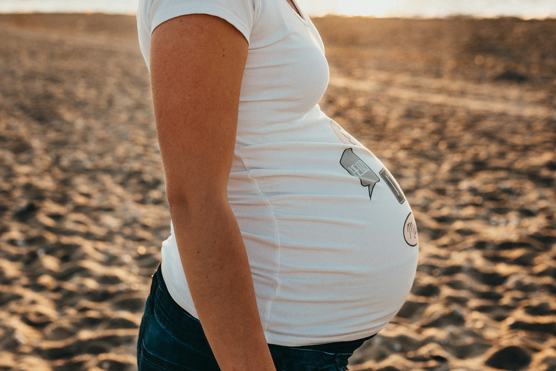 Una mujer embarazada en la playa | Fuente: Unsplash