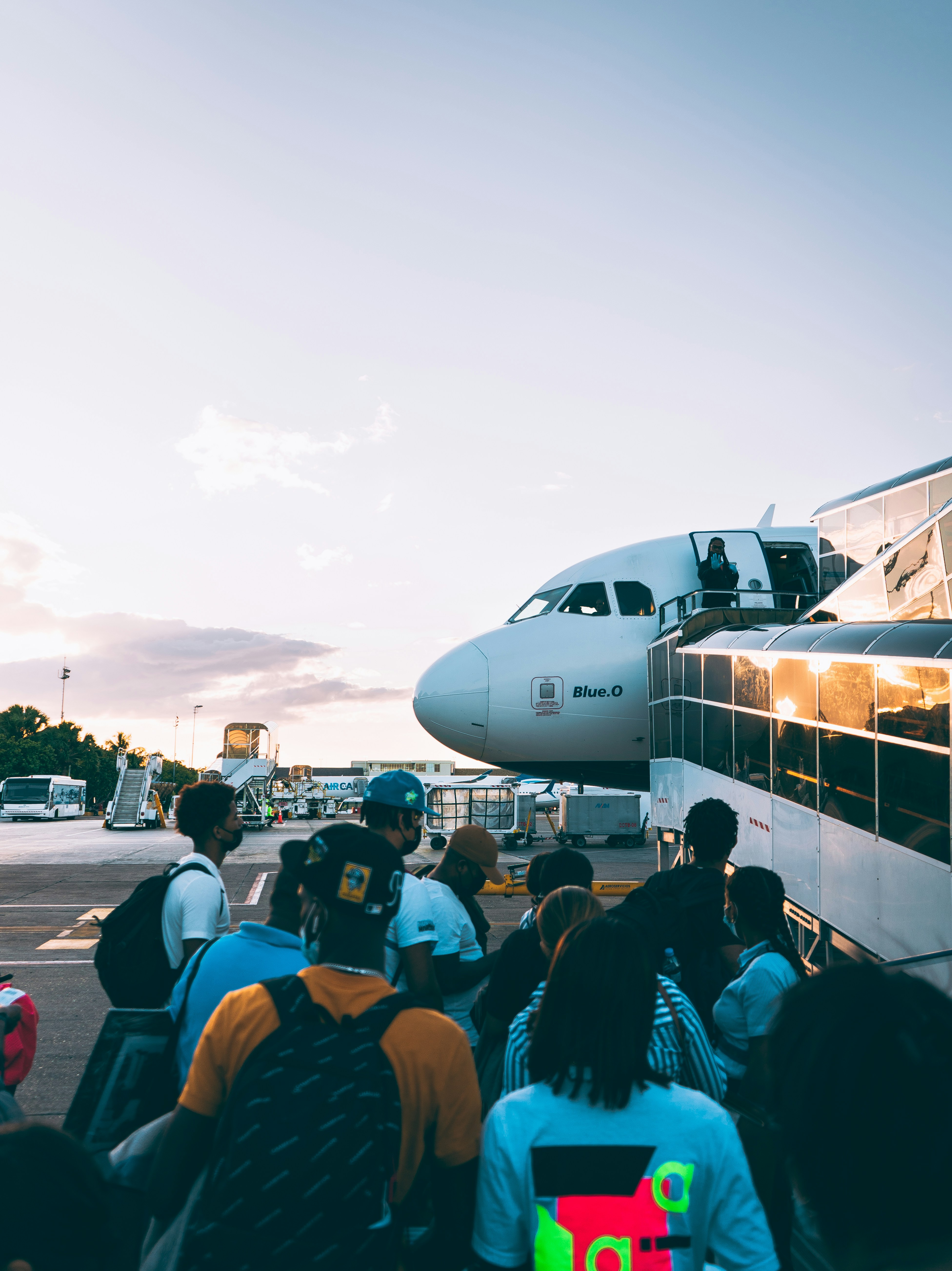 Un grupo de personas a punto de subir a un avión | Fuente: Unsplash