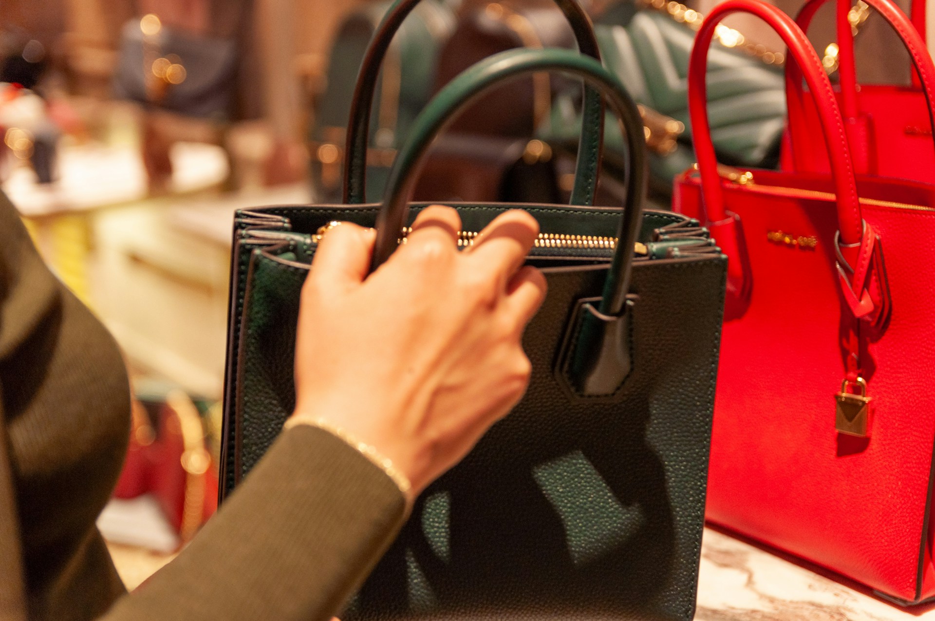 Una mujer en una tienda de bolsos | Fuente: Unsplash