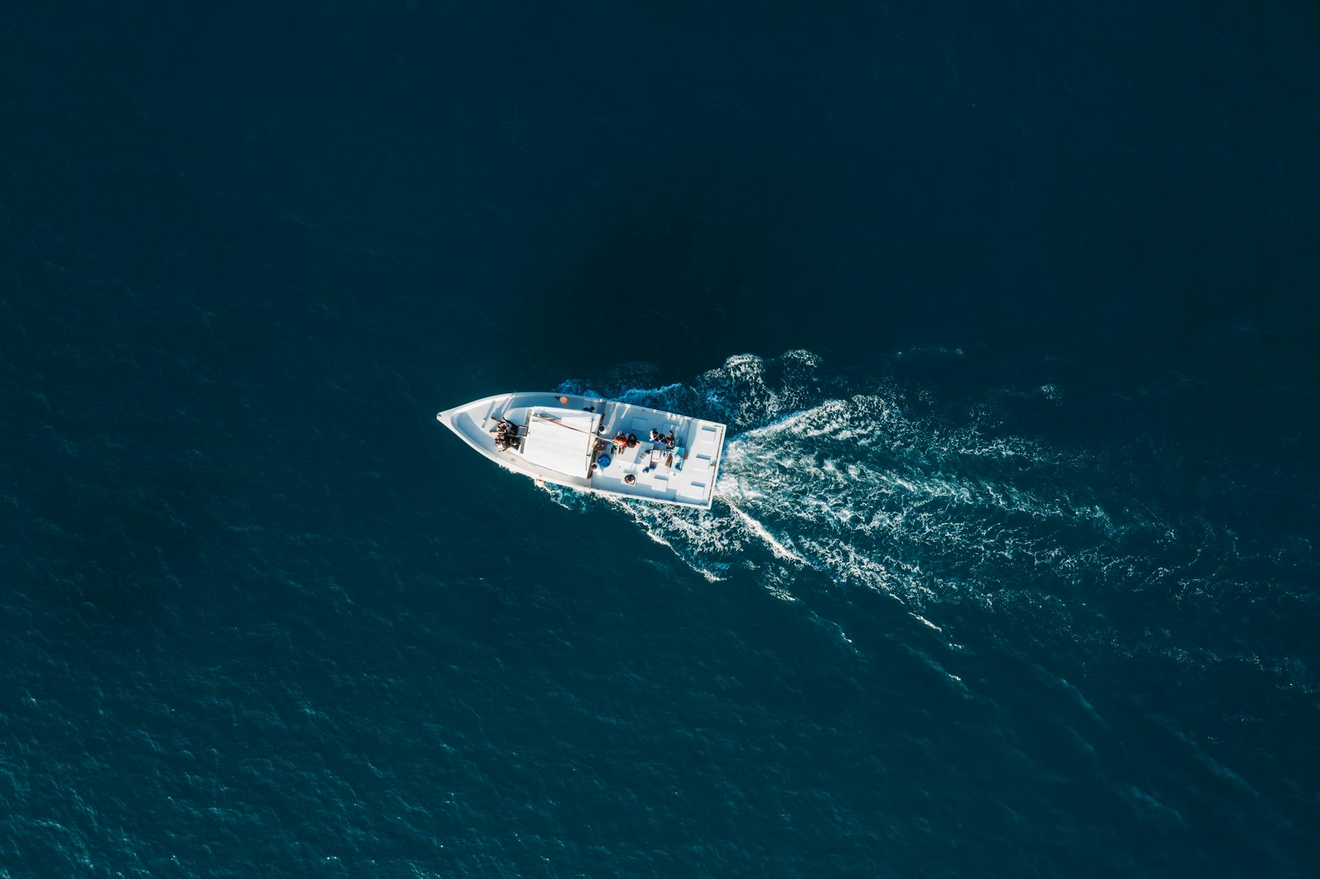 Vista aérea de un barco | Fuente: Pexels