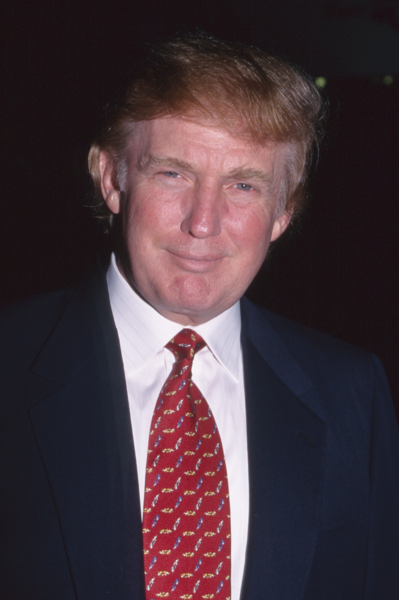 El pelo de Donald Trump luce un tono más claro, marrón rojizo, aunque mantiene su característico peinado hacia un lado, en el desfile de moda