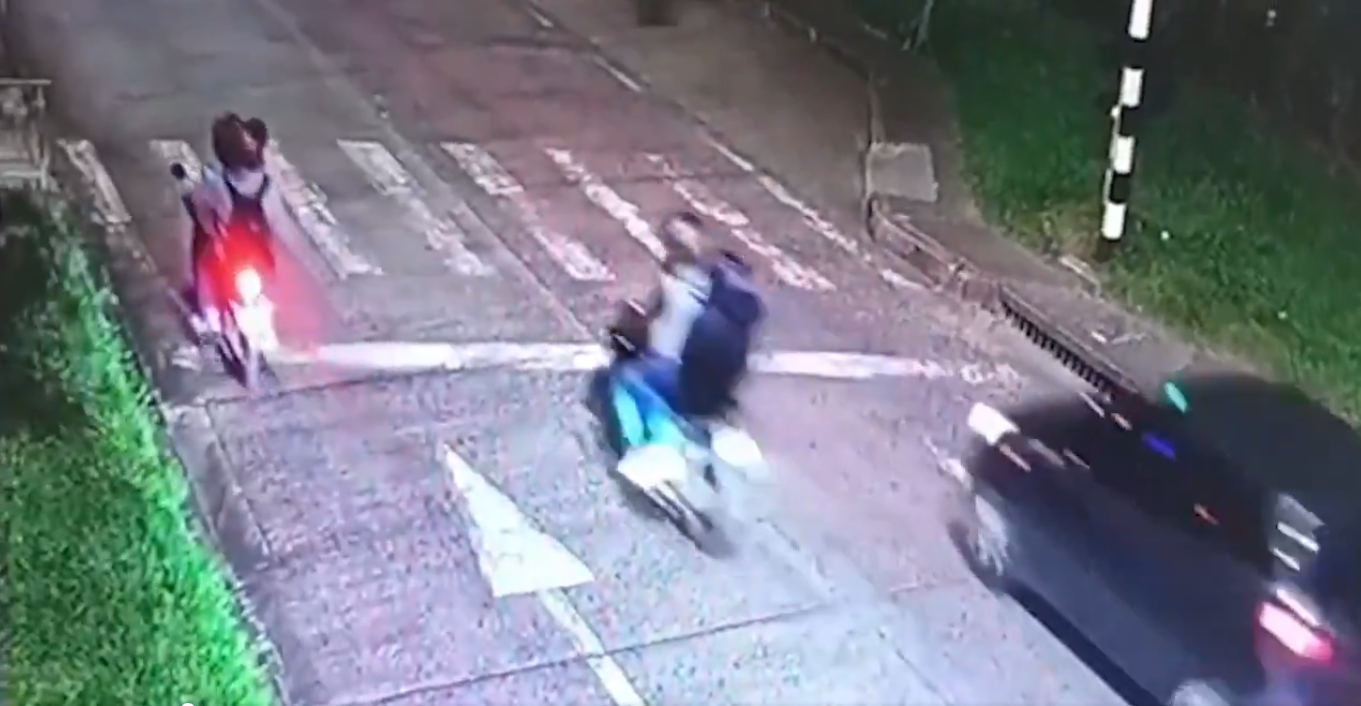 La motocicleta de los maleantes se aproxima a la del deportista. | Foto: X.com/Marovaan