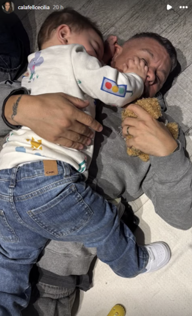 Pablo Lescano sosteniendo en brazos a su nieto Simón, durante el festejo de los 18 años de su hija menor, Marita | Fuente: Instagram Stories/calafellcecilia