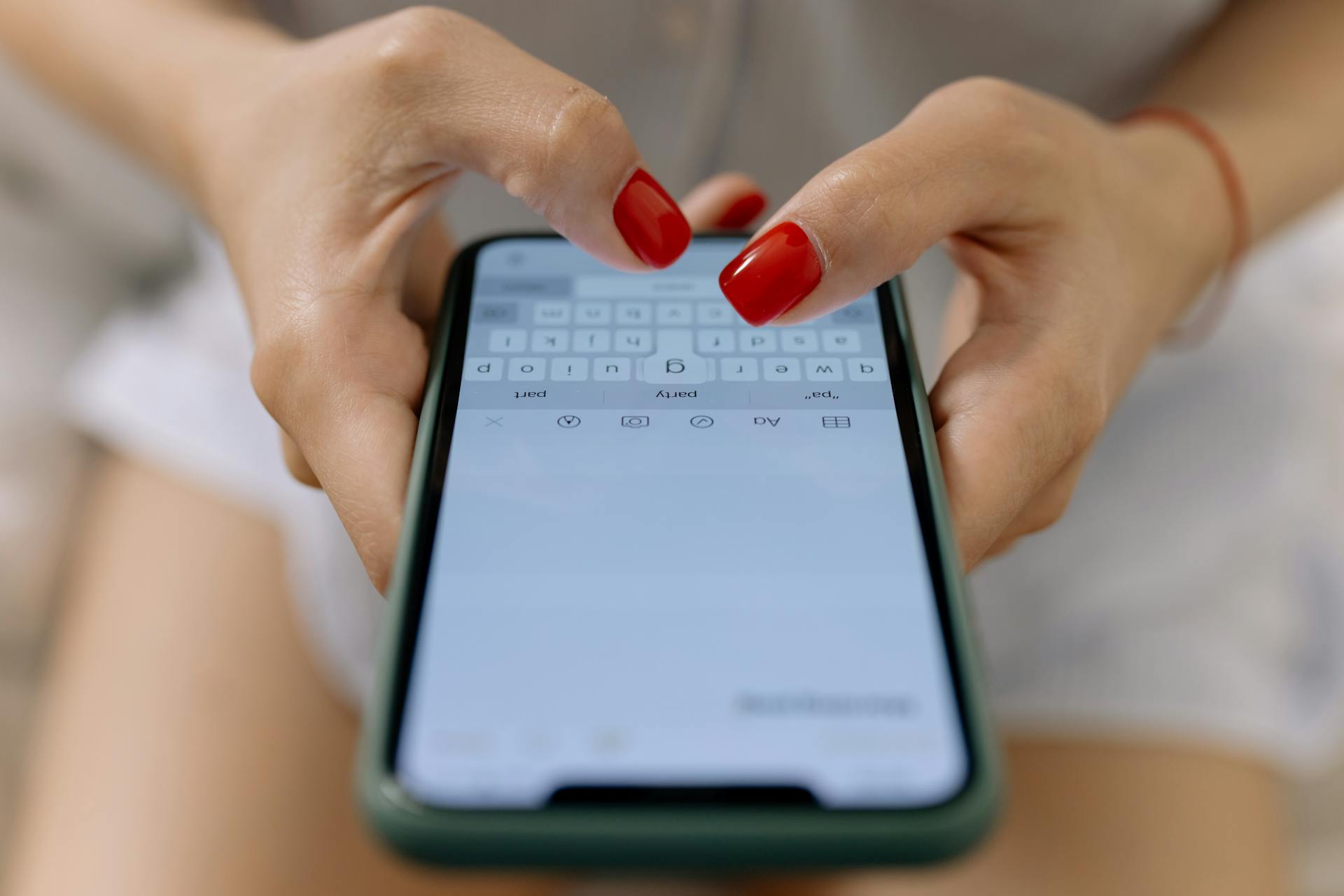 Una mujer sujetando su teléfono | Fuente: Pexels