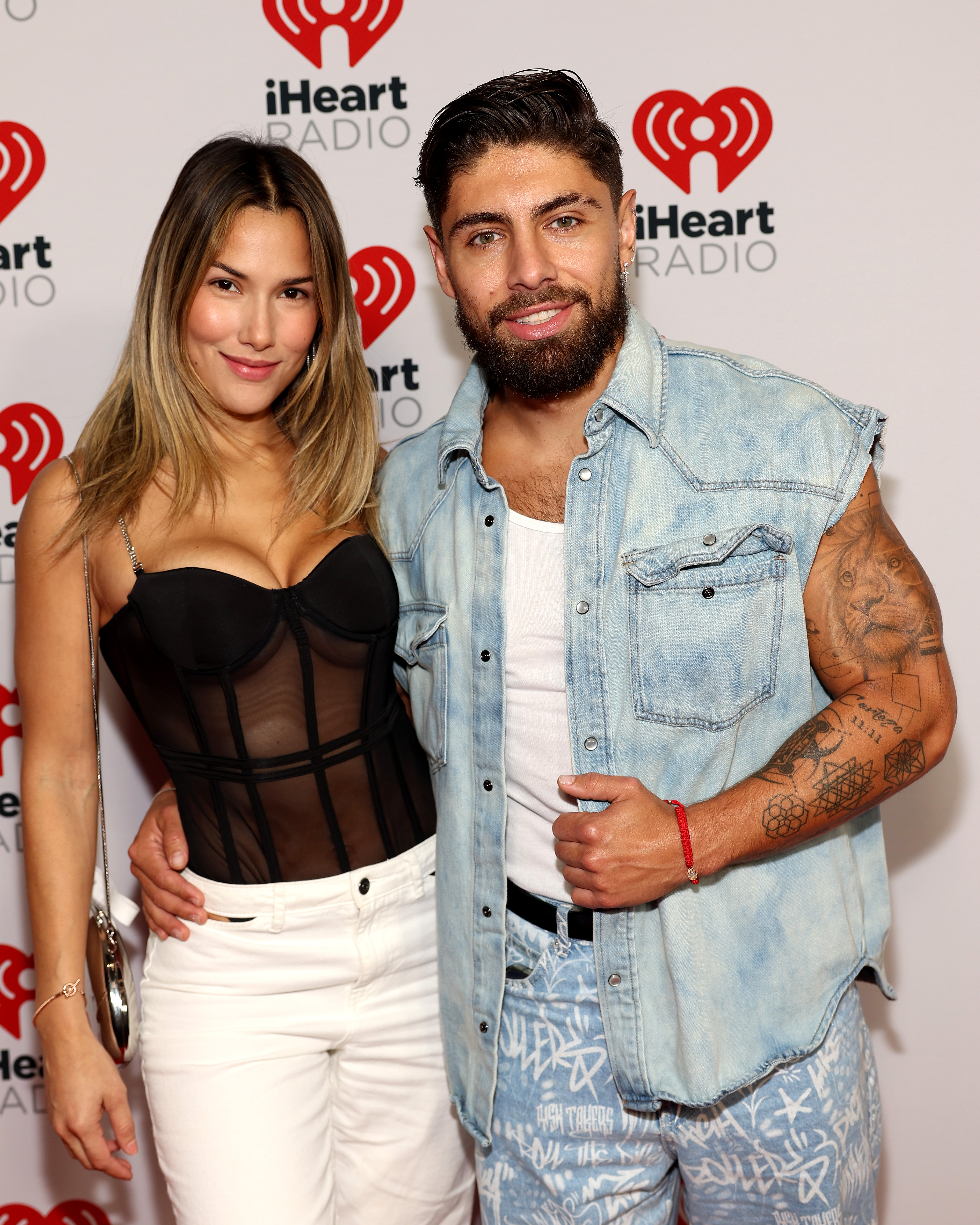 Alejandra Jaramillo y Beta Mejía asisten a la iHeartRadio Fiesta Latina 2024 en Kaseya Center el 26 de octubre de 2024 en Miami, Florida. | Fuente: Getty Images