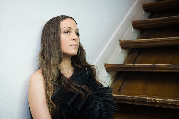 Natalia Lafourcade posa para una sesión de retratos exclusiva en Le Zèbre de Belleville el 22 de junio de 2022 en París, Francia.