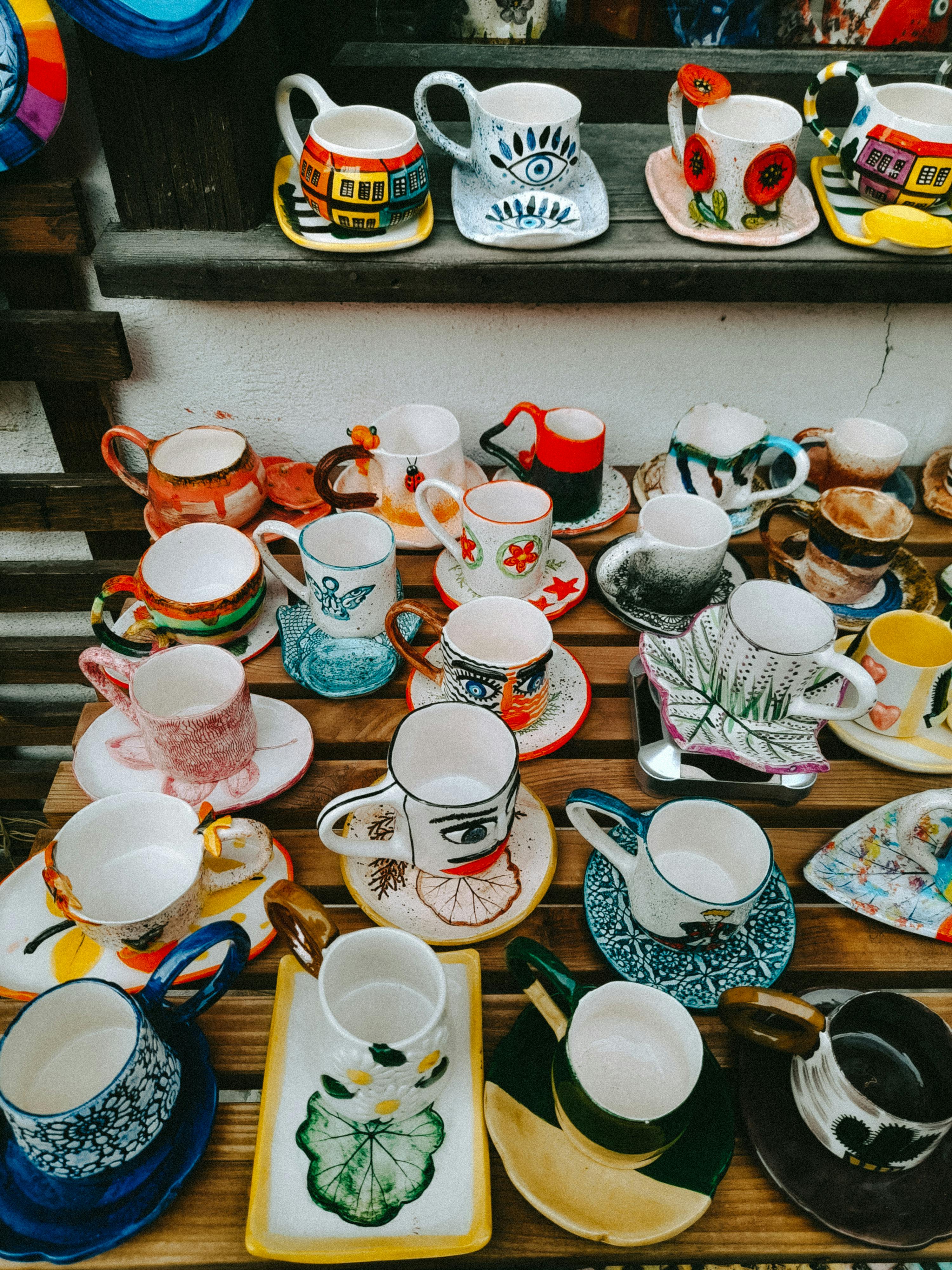 Tazas multicolores expuestas | Fuente: Pexels
