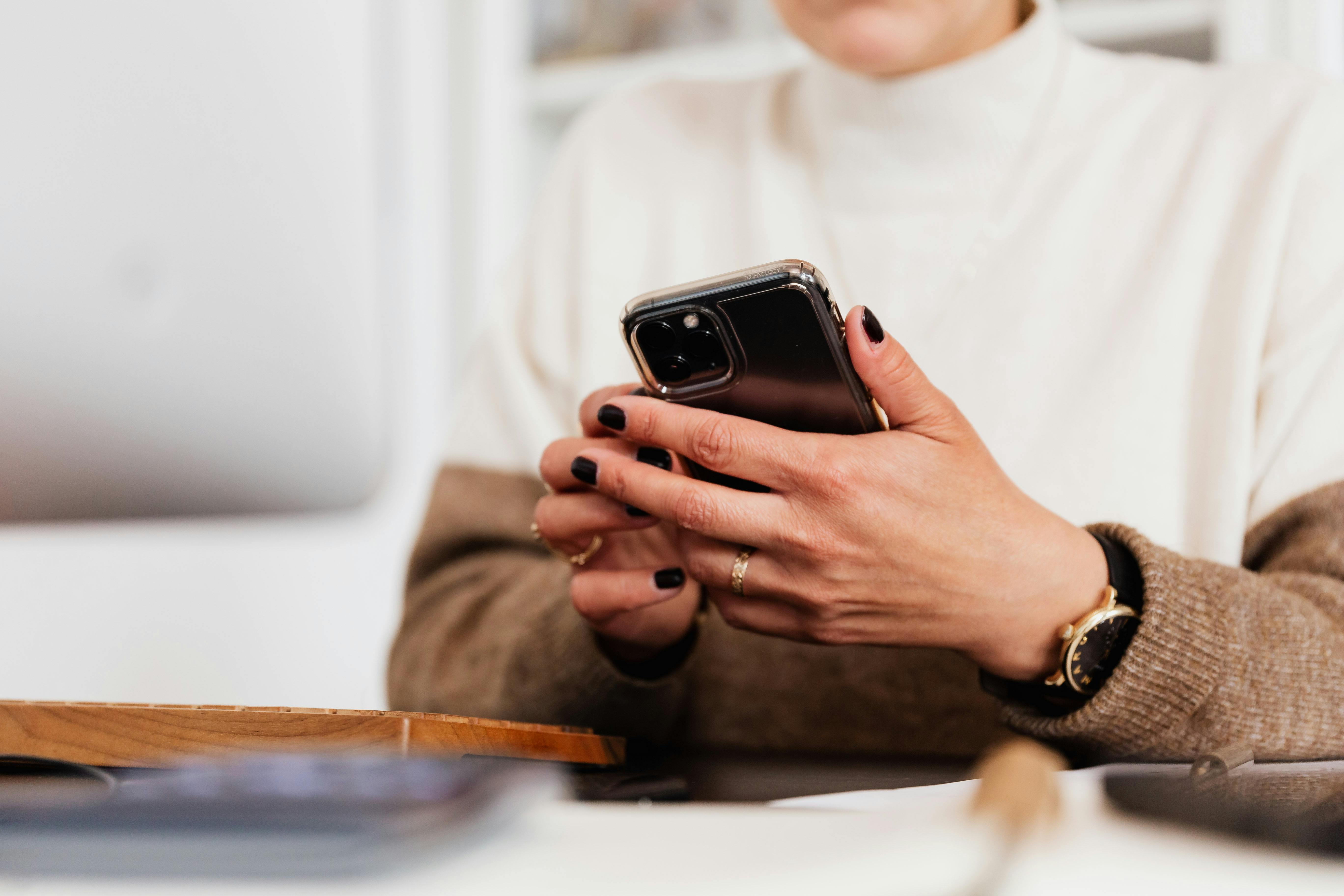 Mujer sujetando su smartphone | Fuente: Pexels