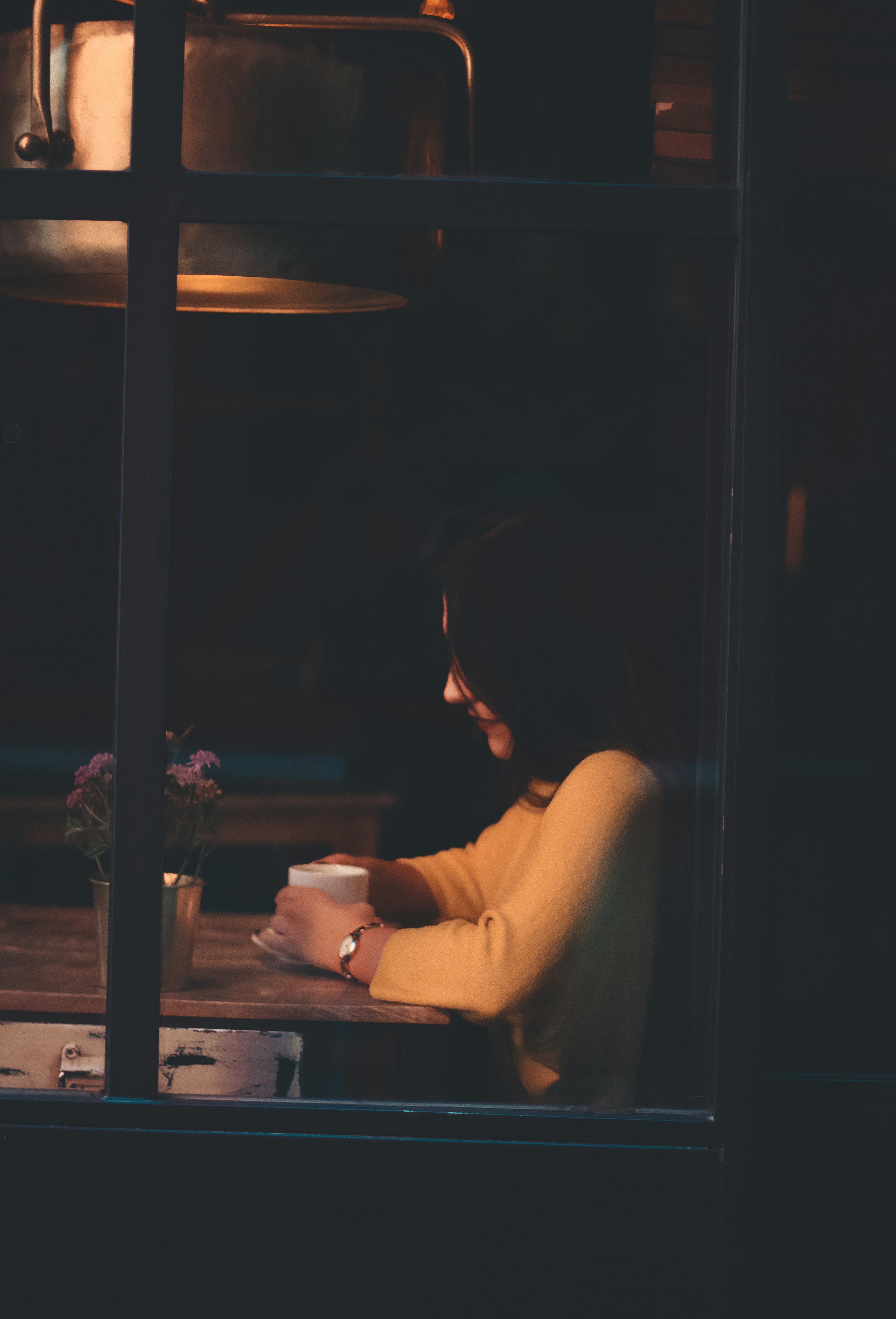 Una mujer sentada en una cafetería con una taza de café | Fuente: Unsplash