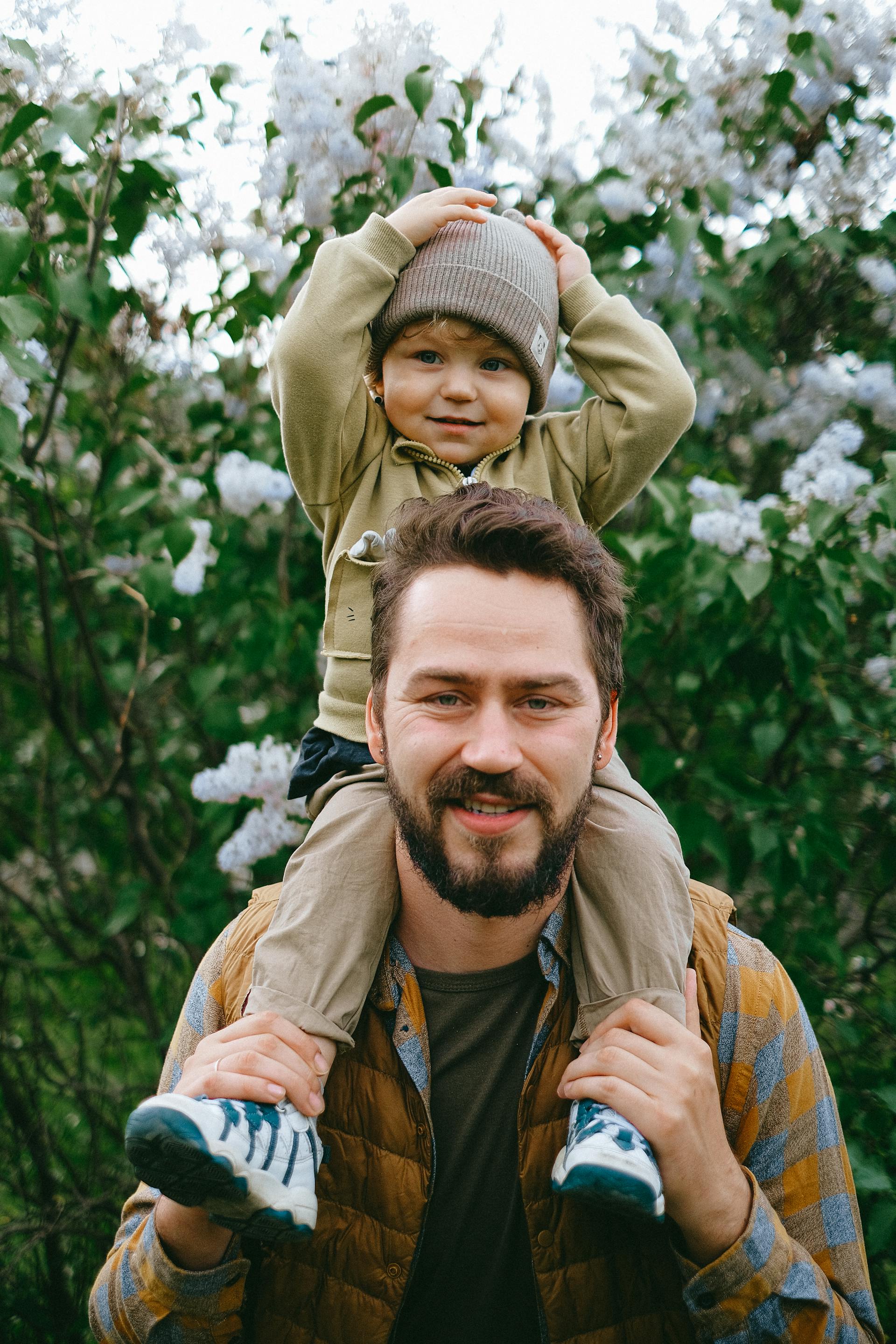 Un hombre lleva a su hijo a hombros | Fuente: Pexels