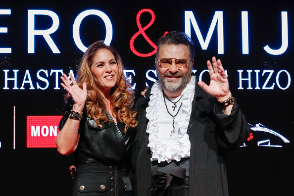 La cantante Lucero y Manuel Mijares posan para una foto durante una conferencia de prensa para presentar la gira "Hasta que se nos hizo", en el Auditorio Nacional el 13 de junio de 2022 en Ciudad de México, México | Fuente: Getty Images