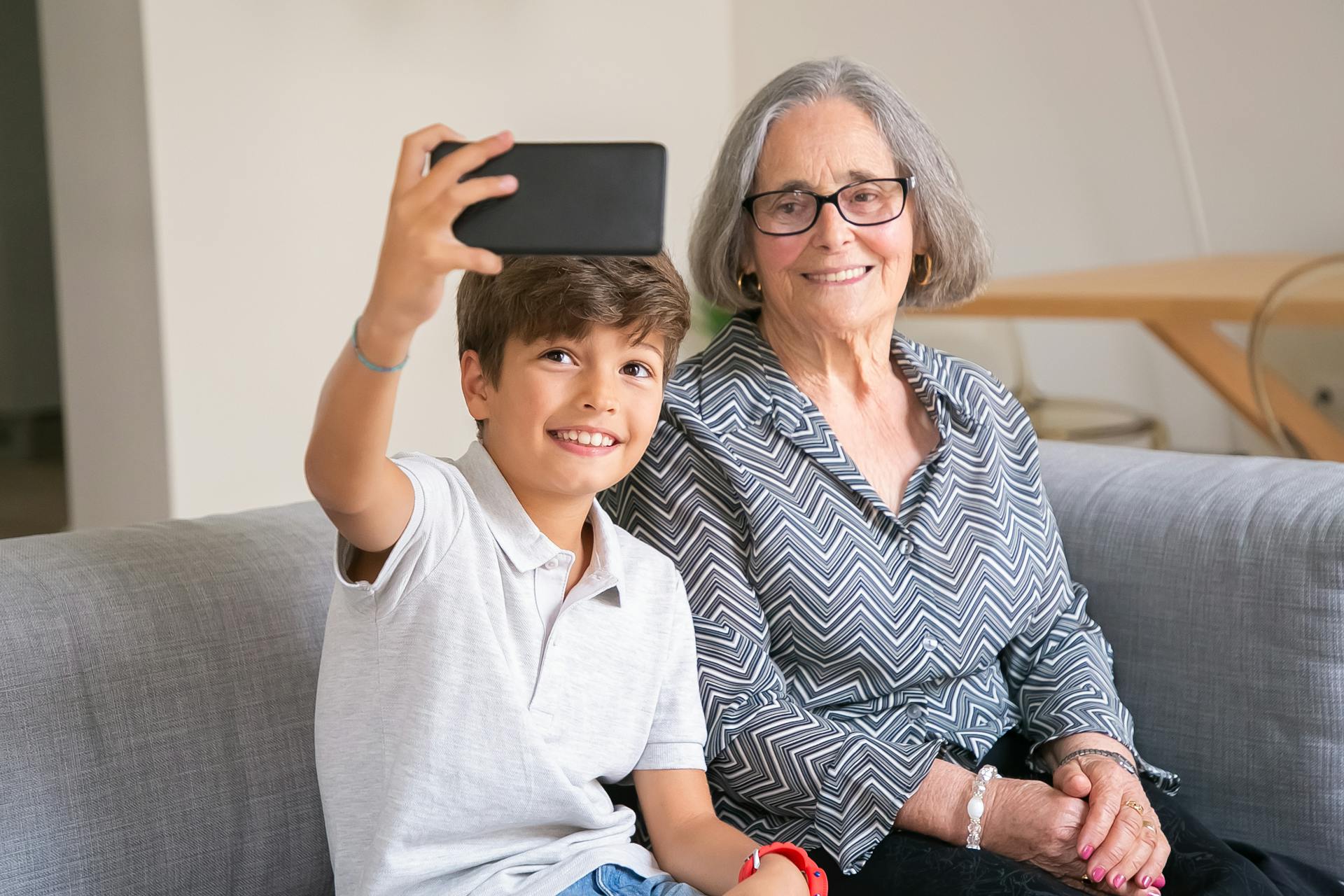 Una abuela con su nieto | Fuente: Pexels