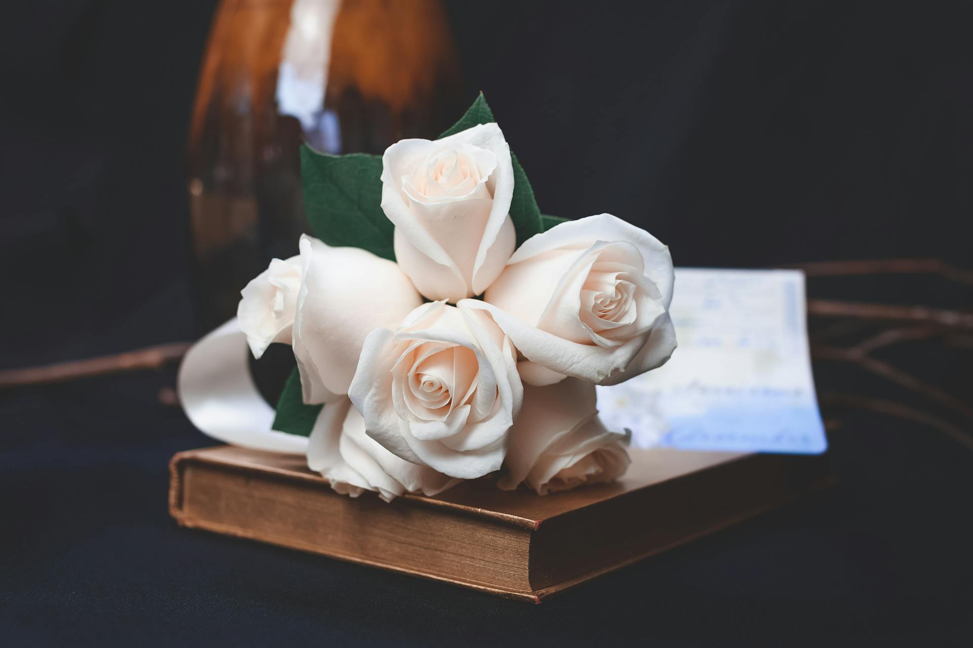 Un ramo de rosas melocotón | Fuente: Pexels