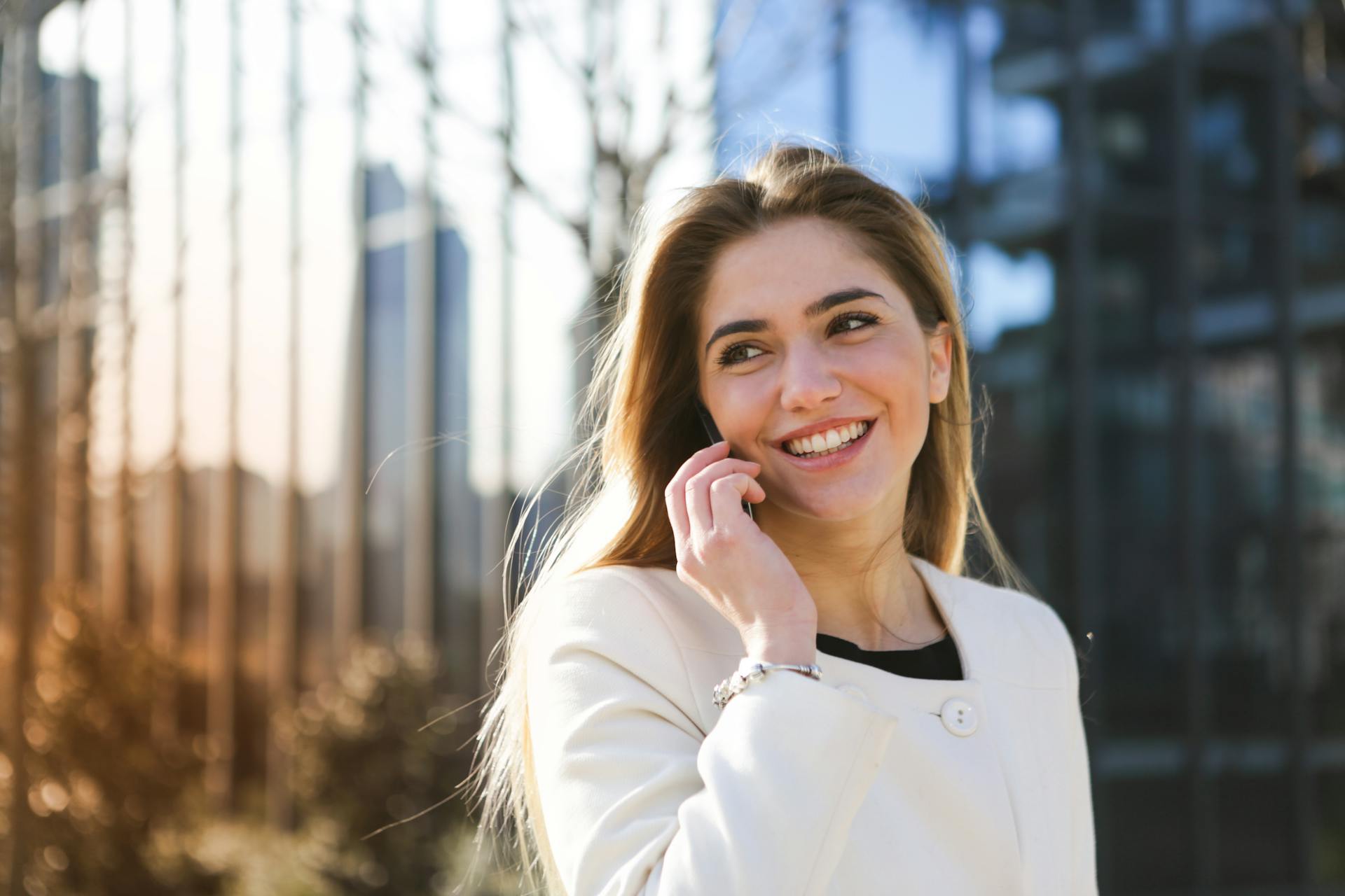 Una mujer en una llamada | Fuente: Pexels