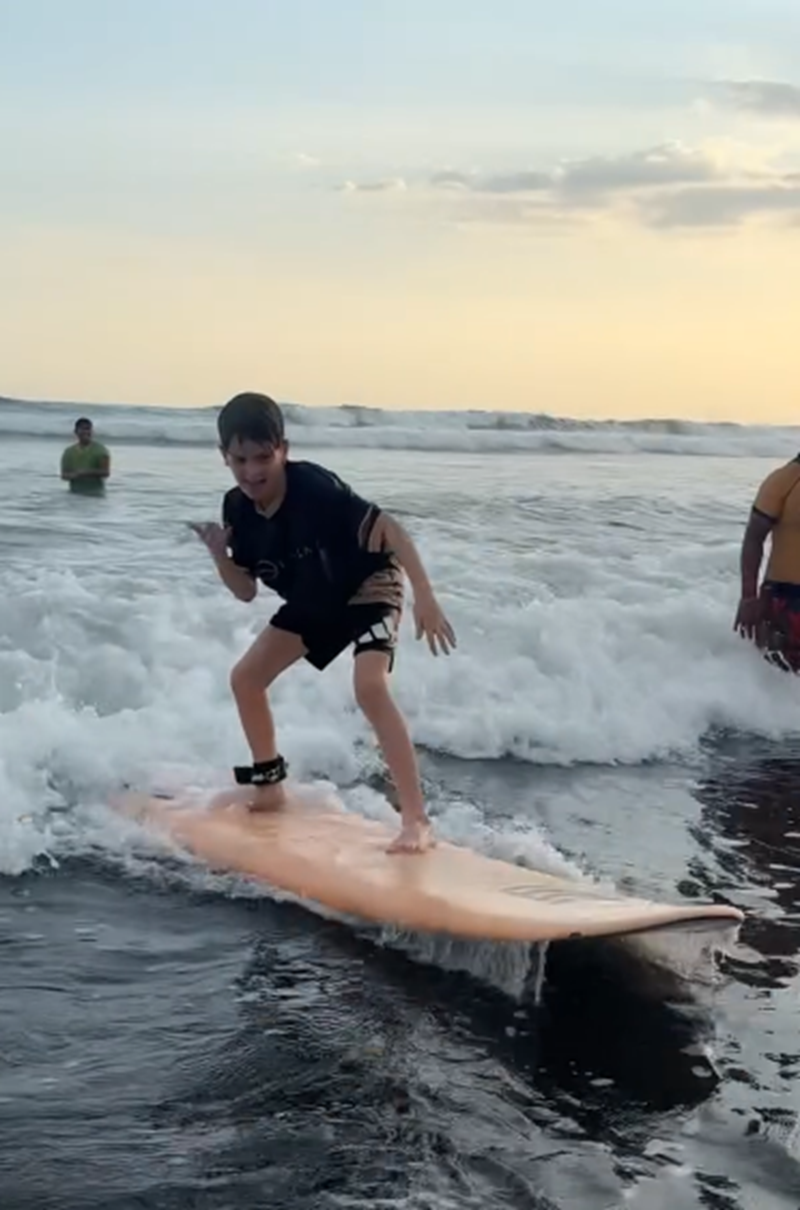 Baltazar, el hijo del medio de Paula Chaves, Pedro Alfonso, practicando surf al atardecer en las costas salvadoreñas | Fuente: Instagram/chavespauok