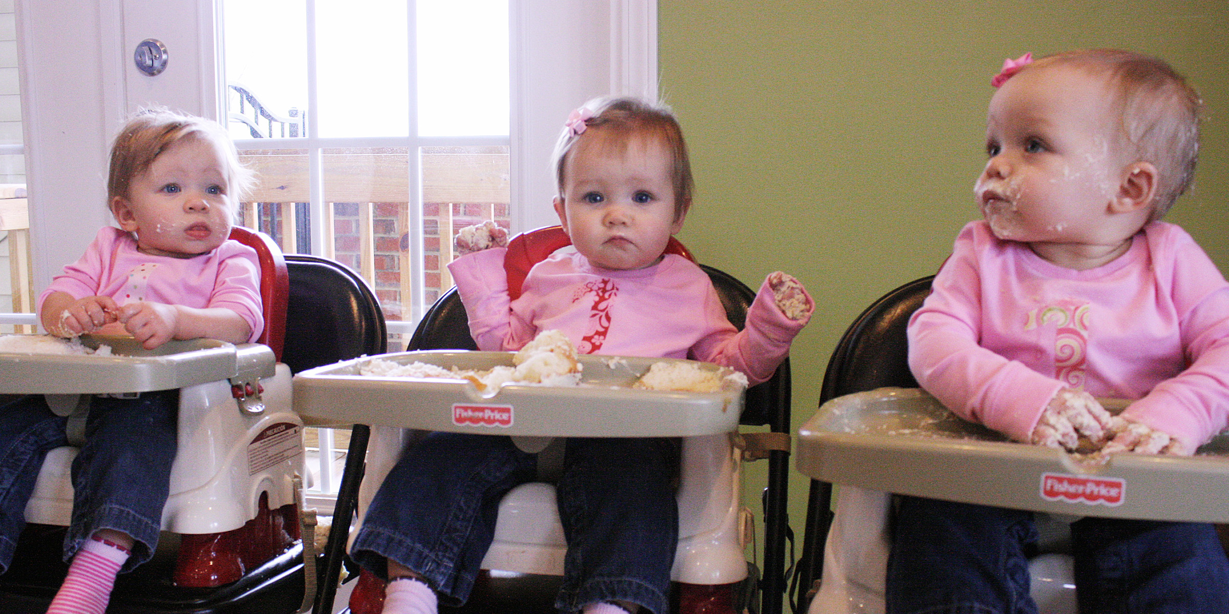 Adorables trillizos en una habitación | Fuente: Flickr