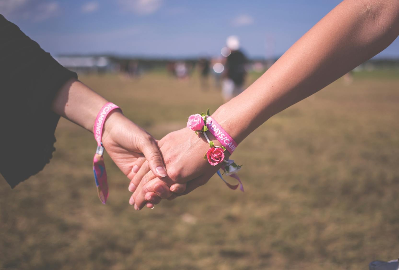 Amigos cogidos de la mano | Fuente: Pexels