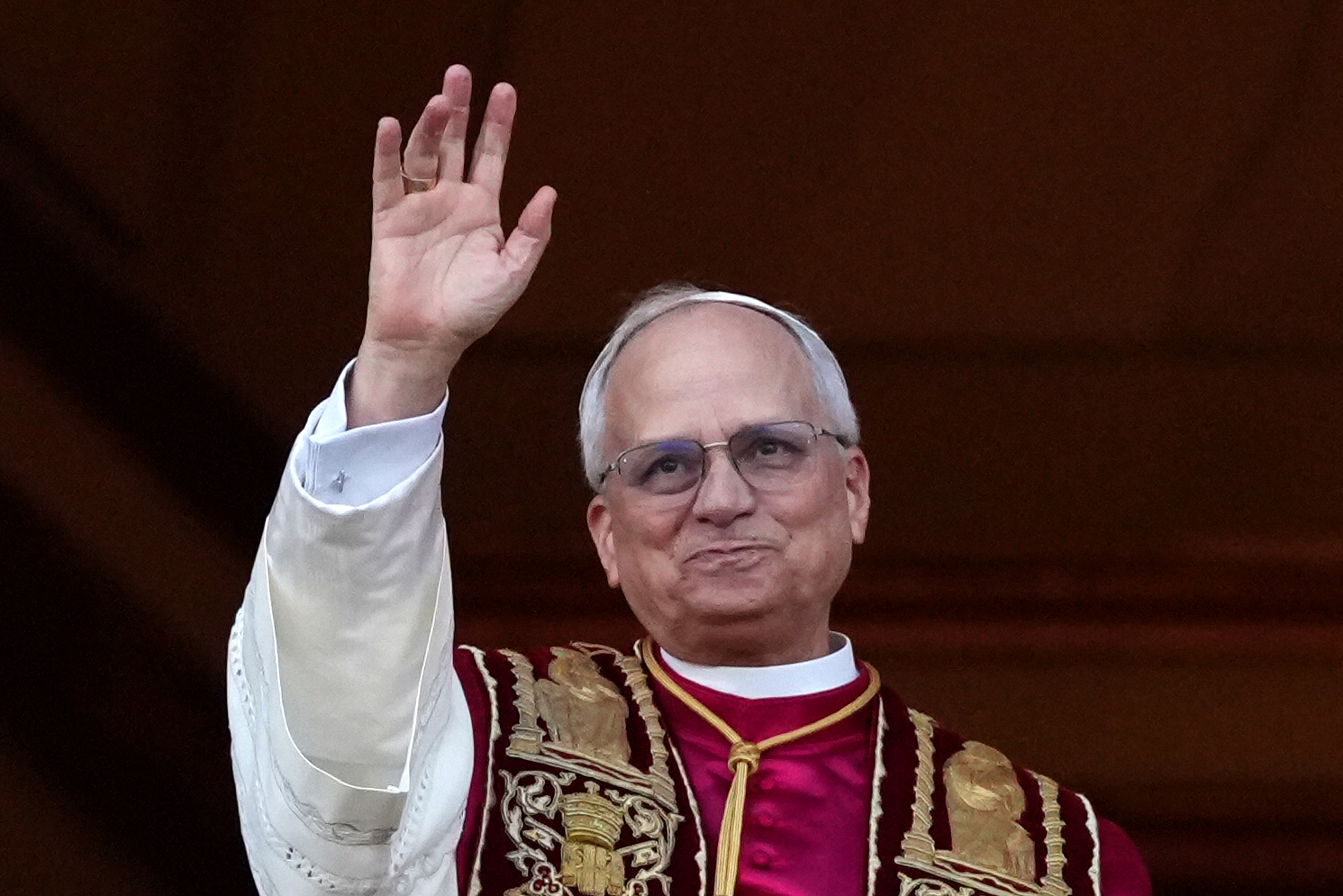 El papa León saludando desde el balcón del Vaticano en la Ciudad del Vaticano el 8 de mayo de 2025. | Fuente: Getty Images