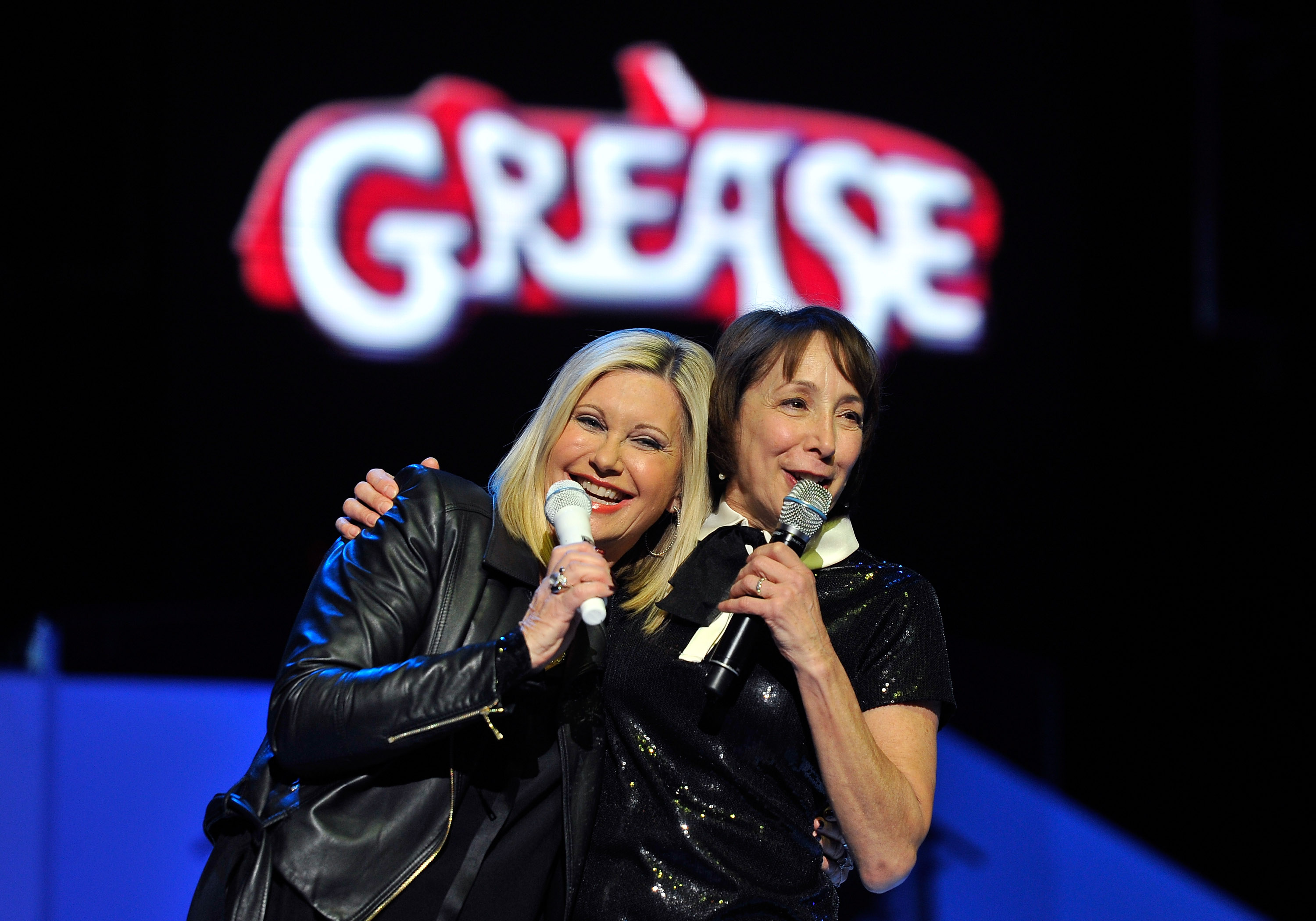 Olivia Newton-John y Didi Conn actúan en el escenario el 3 de enero de 2015, en Las Vegas, Nevada. | Fuente: Getty Images