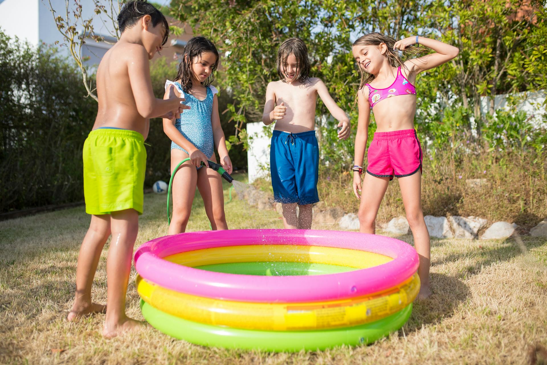 Niños alrededor de una piscina hinchable | Fuente: Pexels