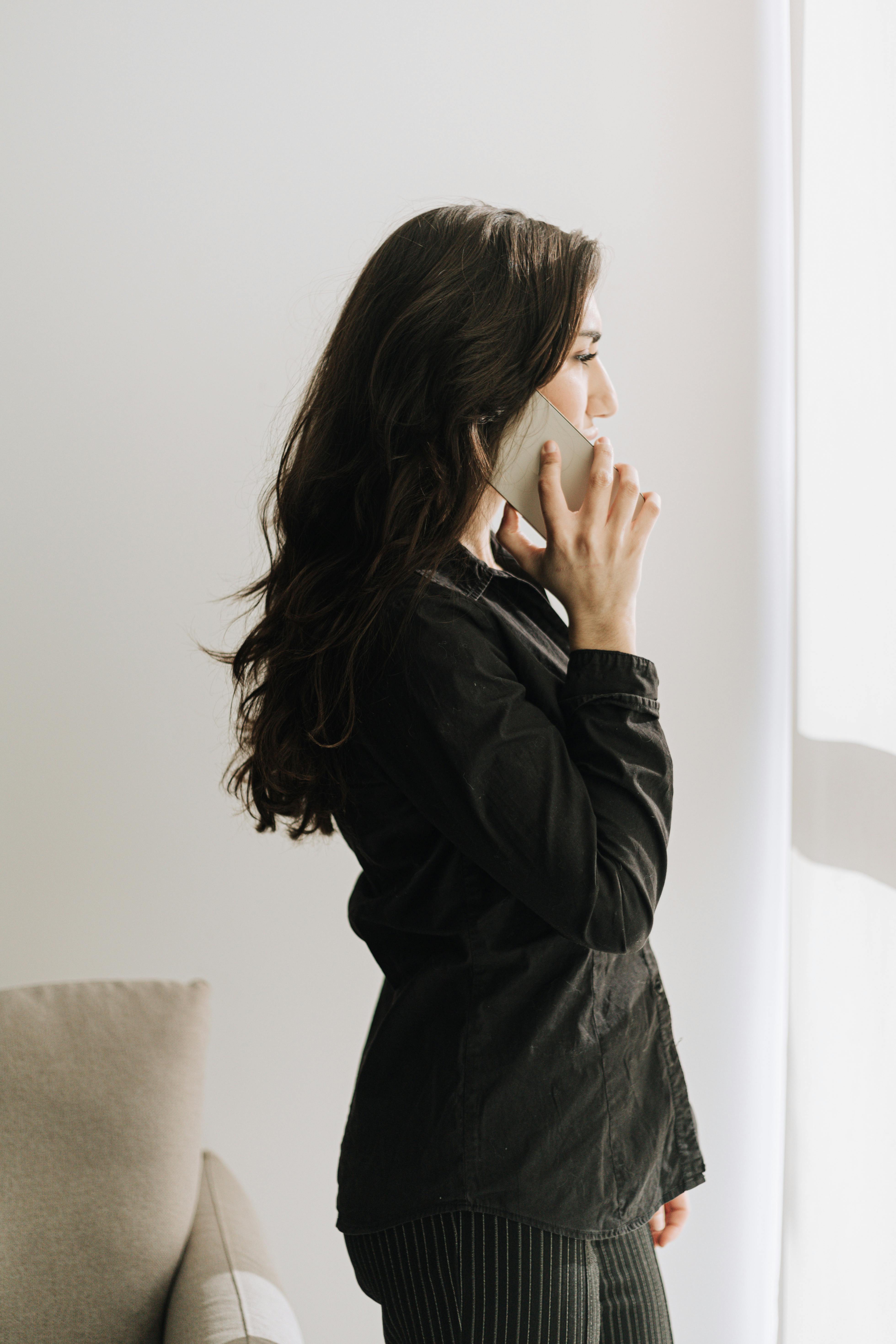 Una mujer hablando por teléfono | Fuente: Pexels