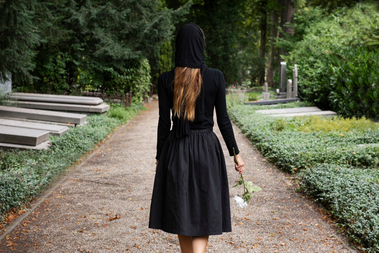 Una mujer en un cementerio | Fuente: Freepik