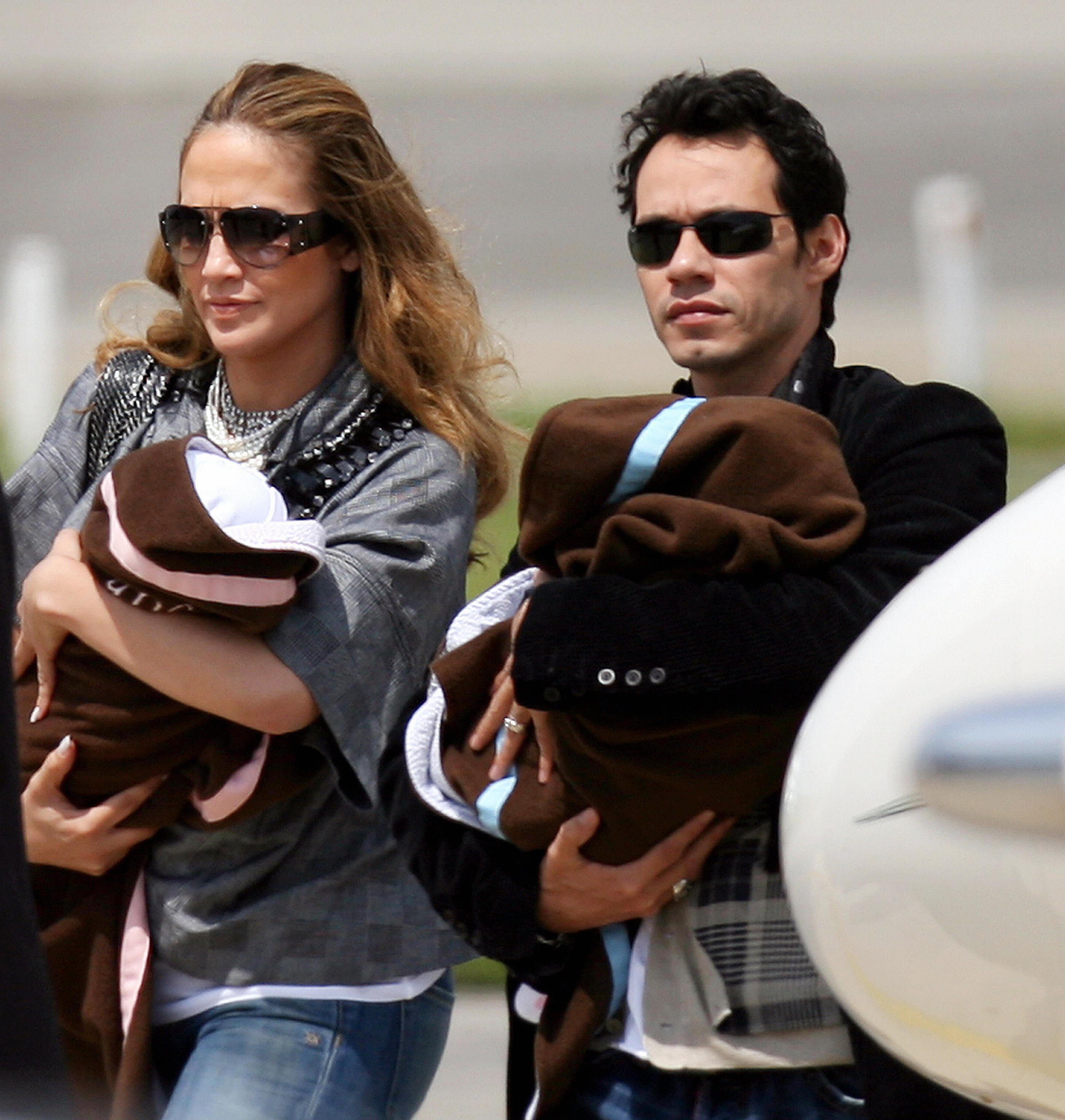 Jennifer López (izq.) y su esposo, el cantante puertorriqueño Marc Anthony, llegan con sus hijos Max y Emme a Zaventem el 18 de junio de 2008. Anthony dará un concierto el 19 de junio de 2008 en Amberes. | Fuente: Getty Images.