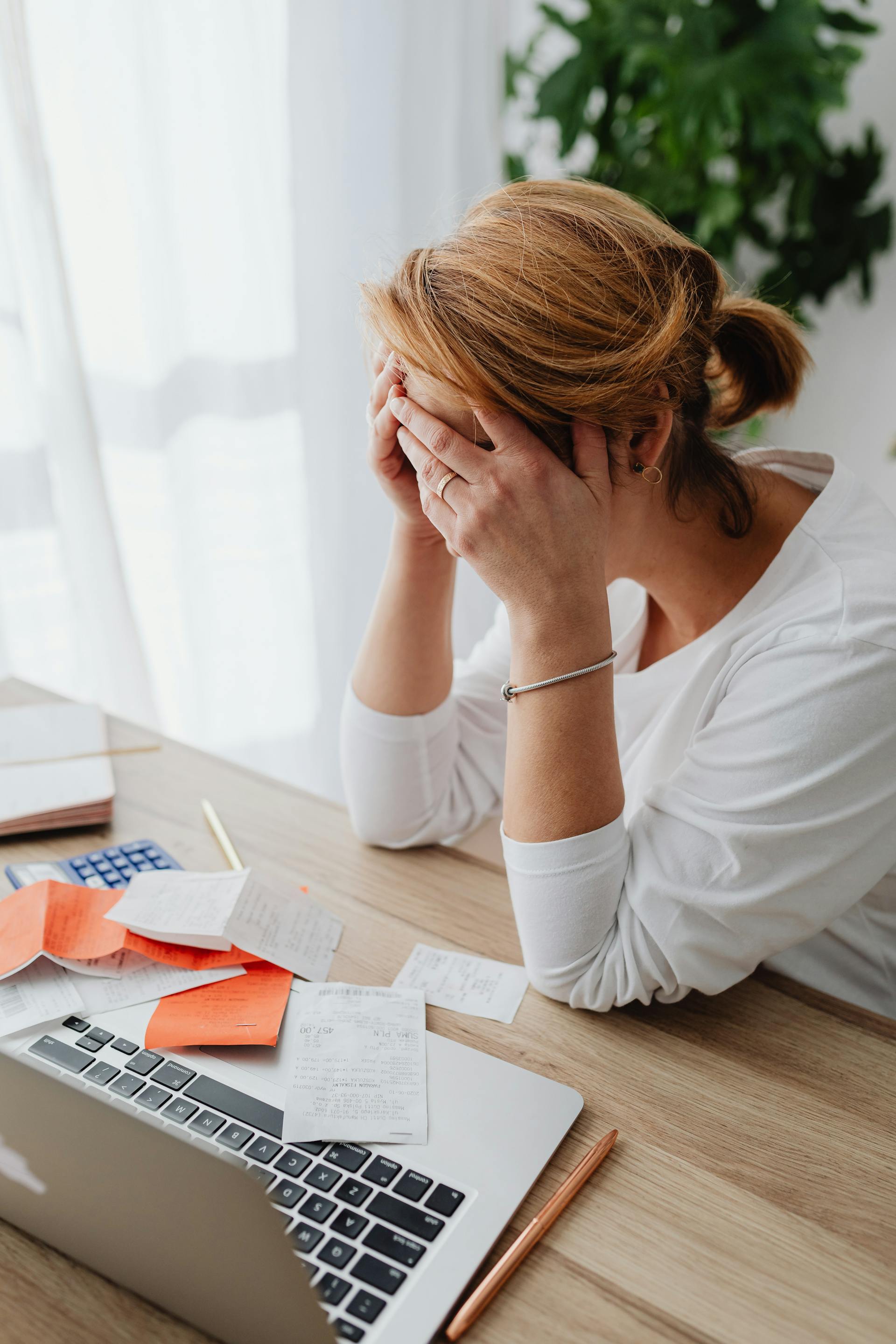 Una mujer angustiada sentada en un escritorio | Fuente: Pexels
