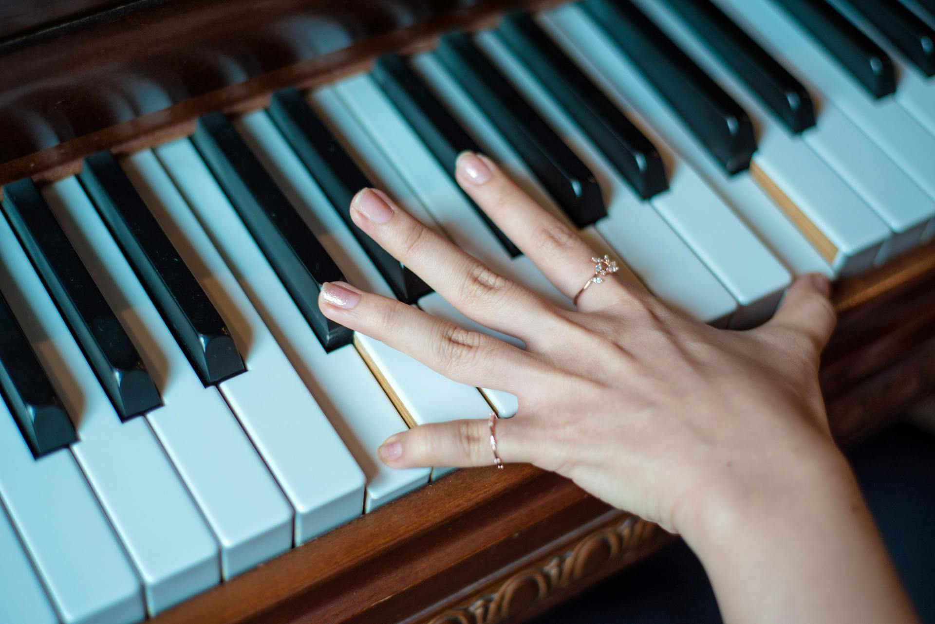Una mujer tocando el piano | Fuente: Pexels