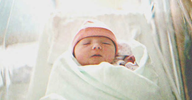 Un bebé durmiendo en una cuna | Fuente: Shutterstock