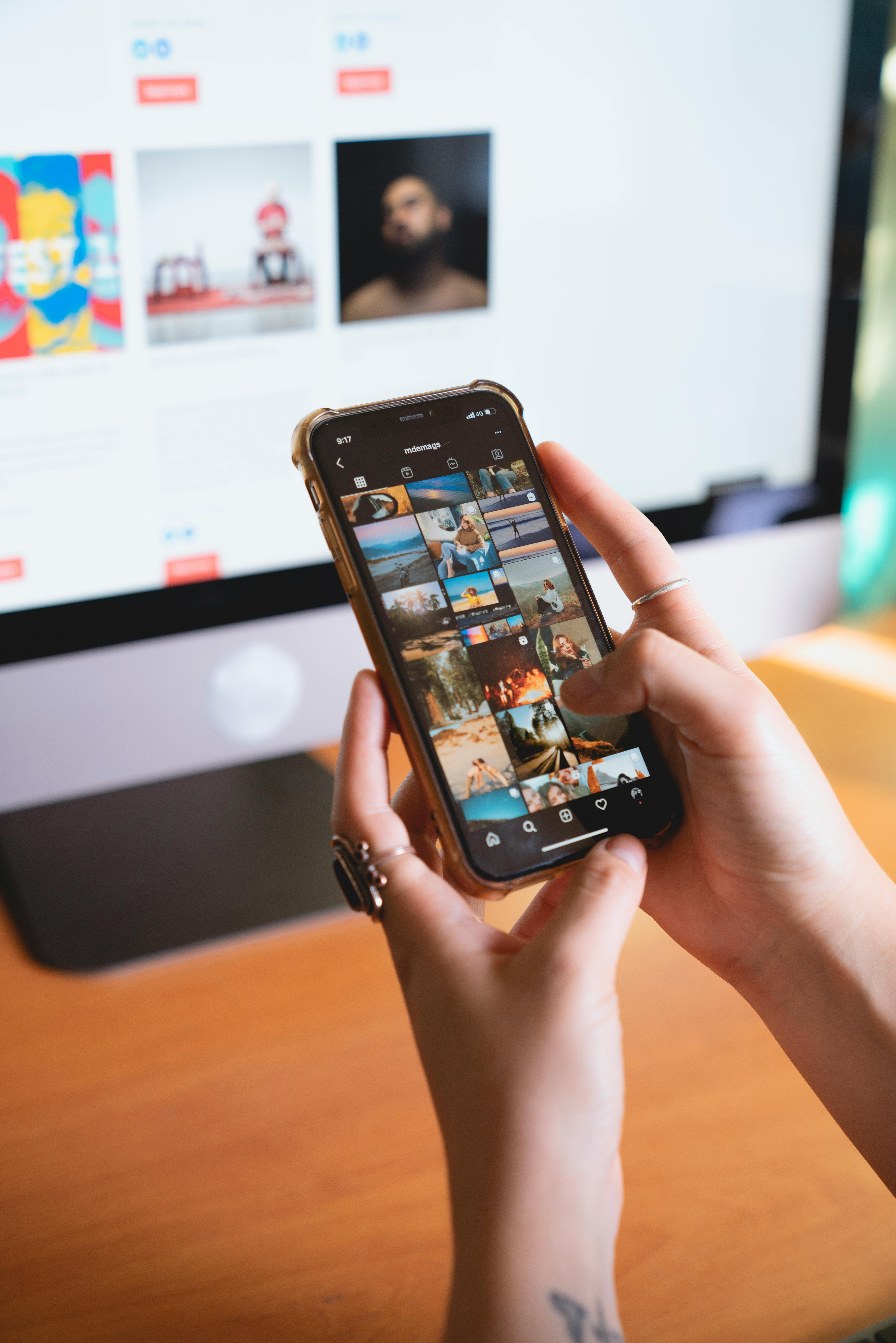 Una mujer navegando por las redes sociales en su teléfono | Fuente: Pexels