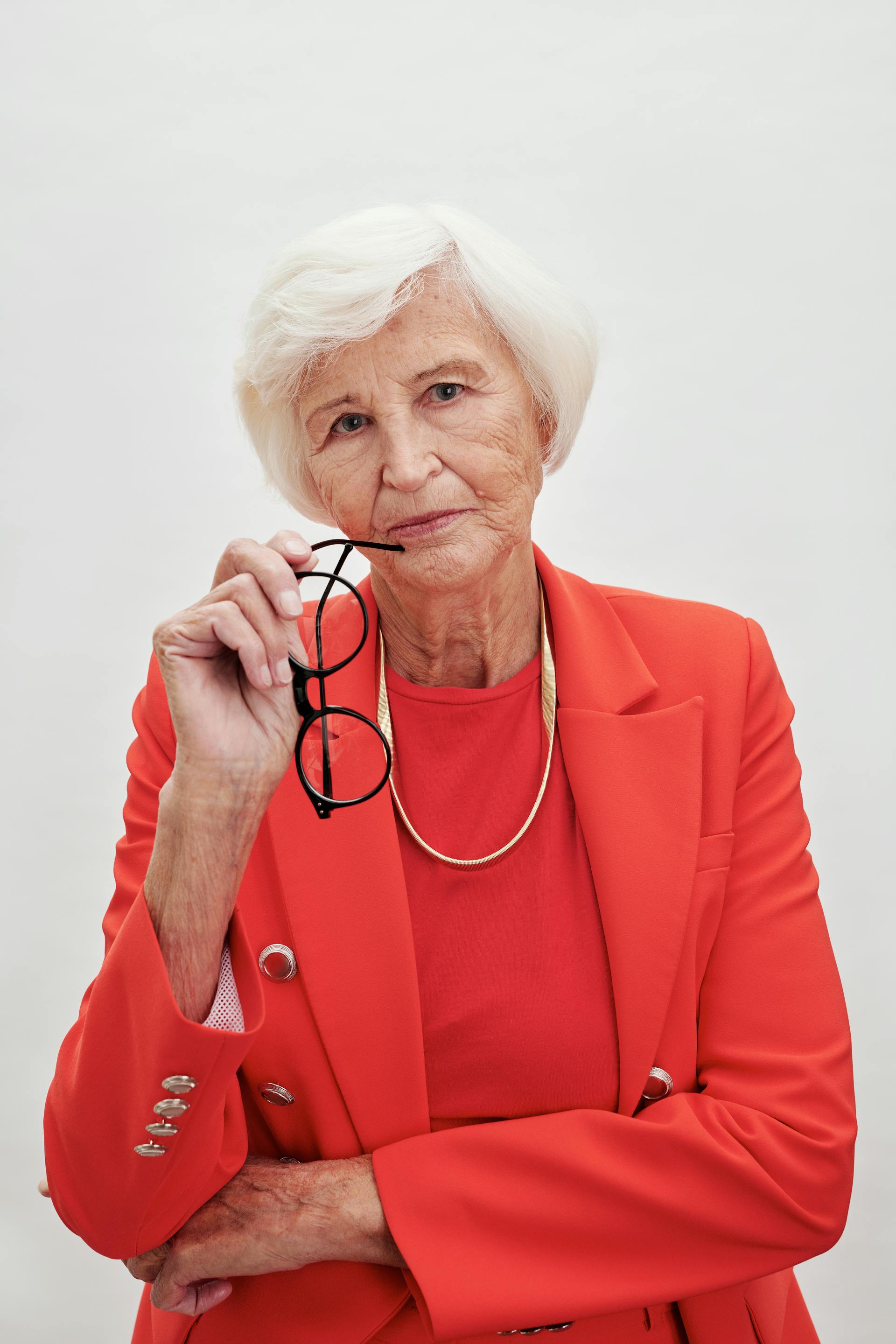Una anciana con aspecto infeliz y serio | Fuente: Pexels