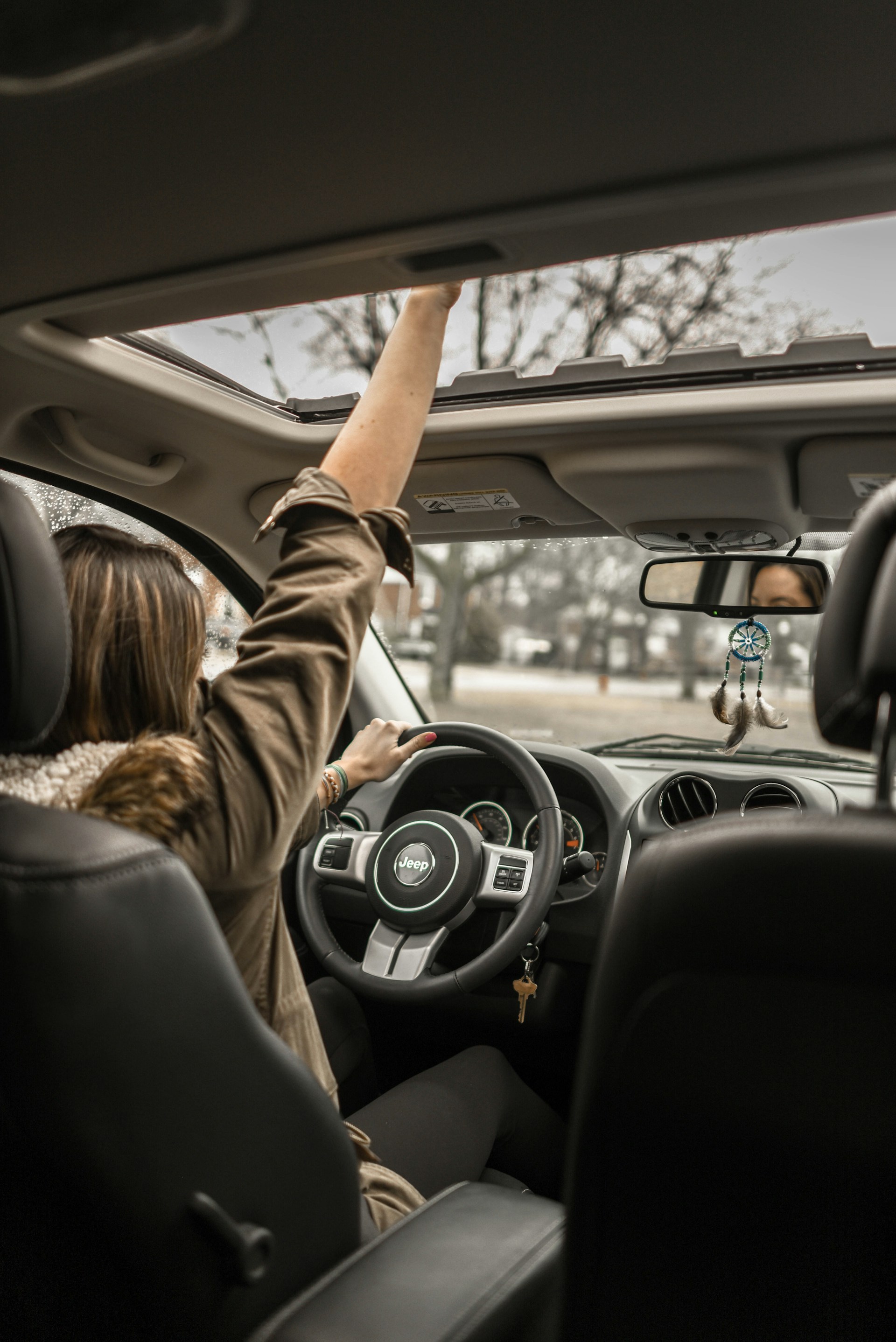 Una mujer conduciendo su automóvil | Fuente: Unsplash