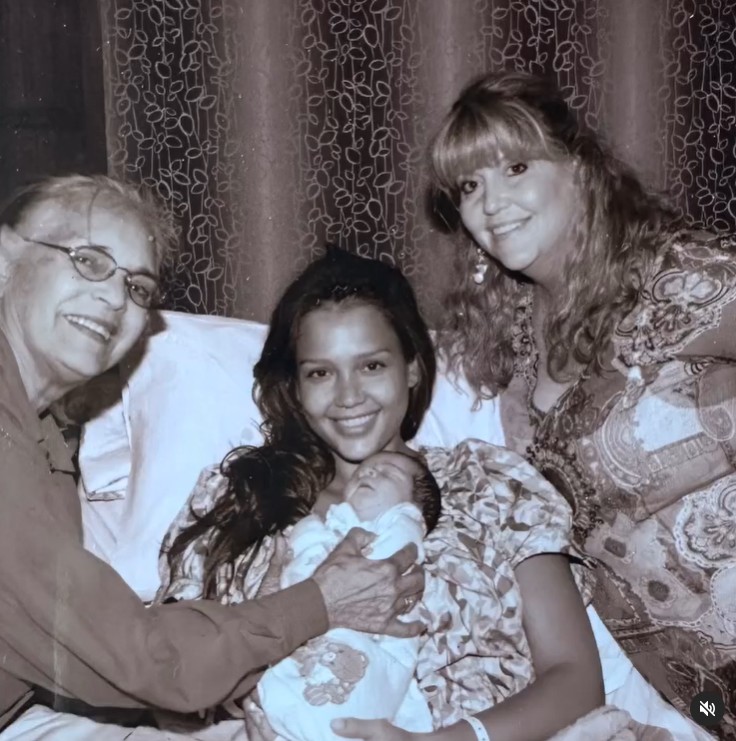 Honor Warren con su madre Jessica Alba y otras personas en un post subido el 7 de junio de 2024 | Fuente: Instagram/jessicaalba